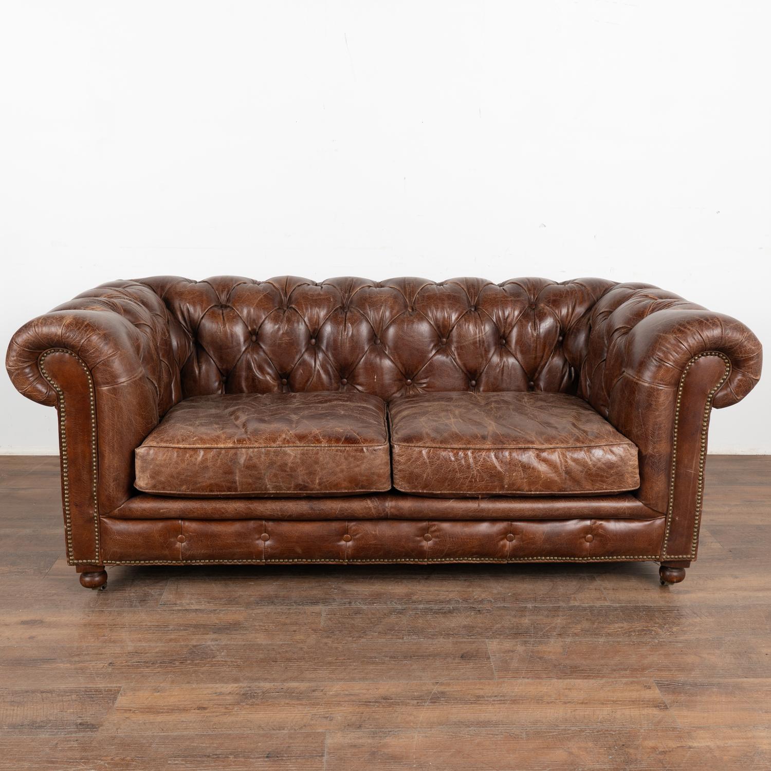 Anglais Canapé deux places Loveseat en cuir Brown Chesterfield, Angleterre Circa 1960-80 en vente