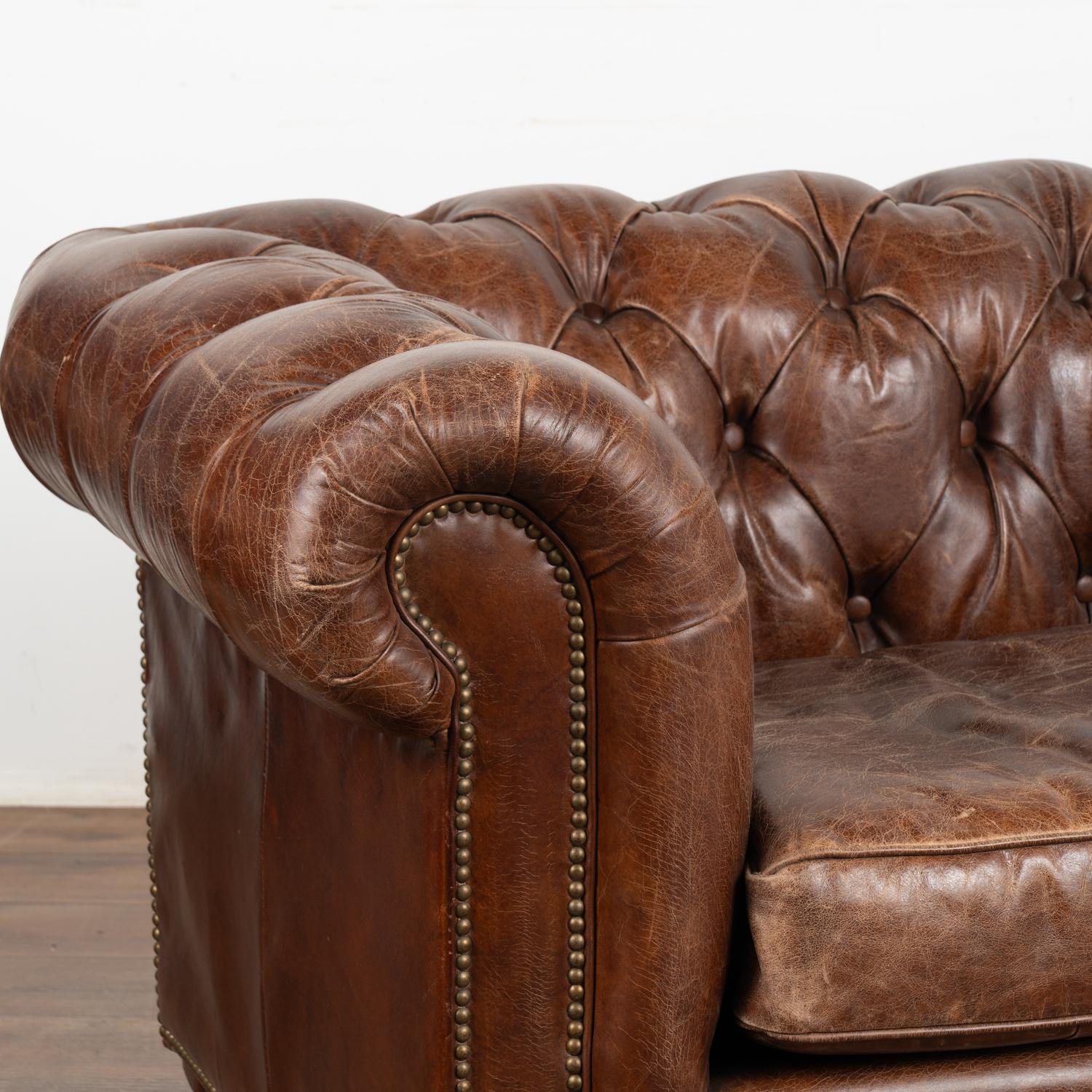 20ième siècle Canapé deux places Loveseat en cuir Brown Chesterfield, Angleterre Circa 1960-80 en vente