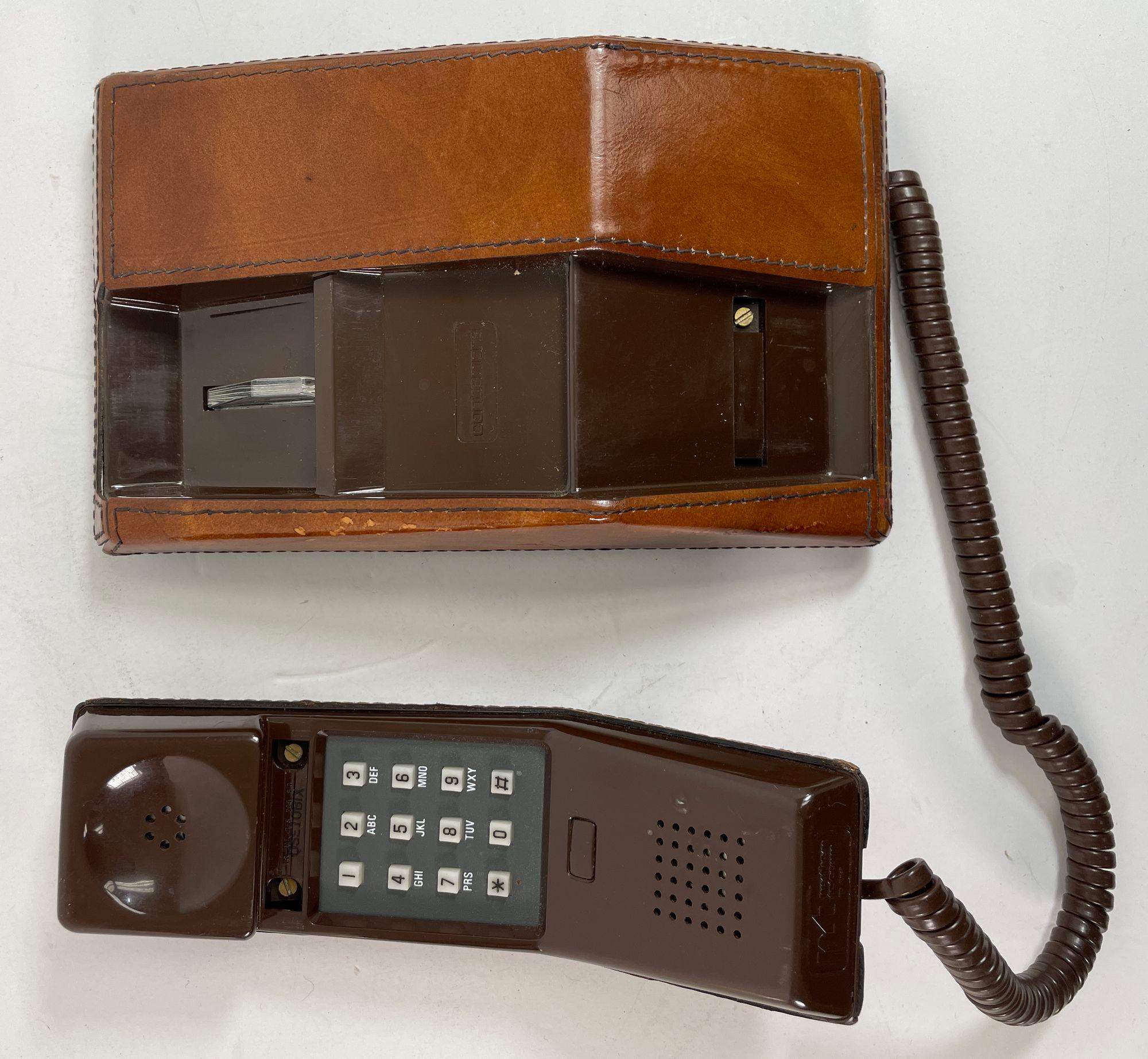 Américain Téléphone vintage recouvert de cuir Brown et cousu main par Stitch by Stitch, 1970 en vente
