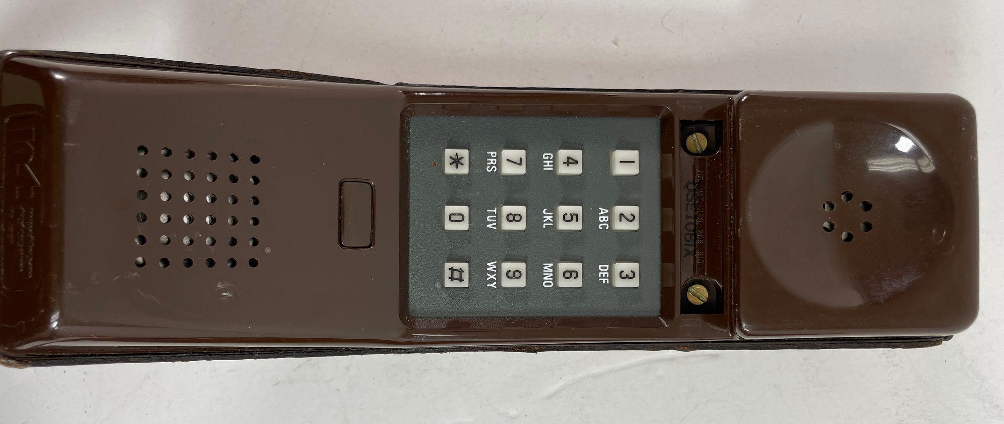 Braunes lederbezogenes und handgenähtes Vintage-Telefon von Contempra, 1970er Jahre (Handgefertigt) im Angebot