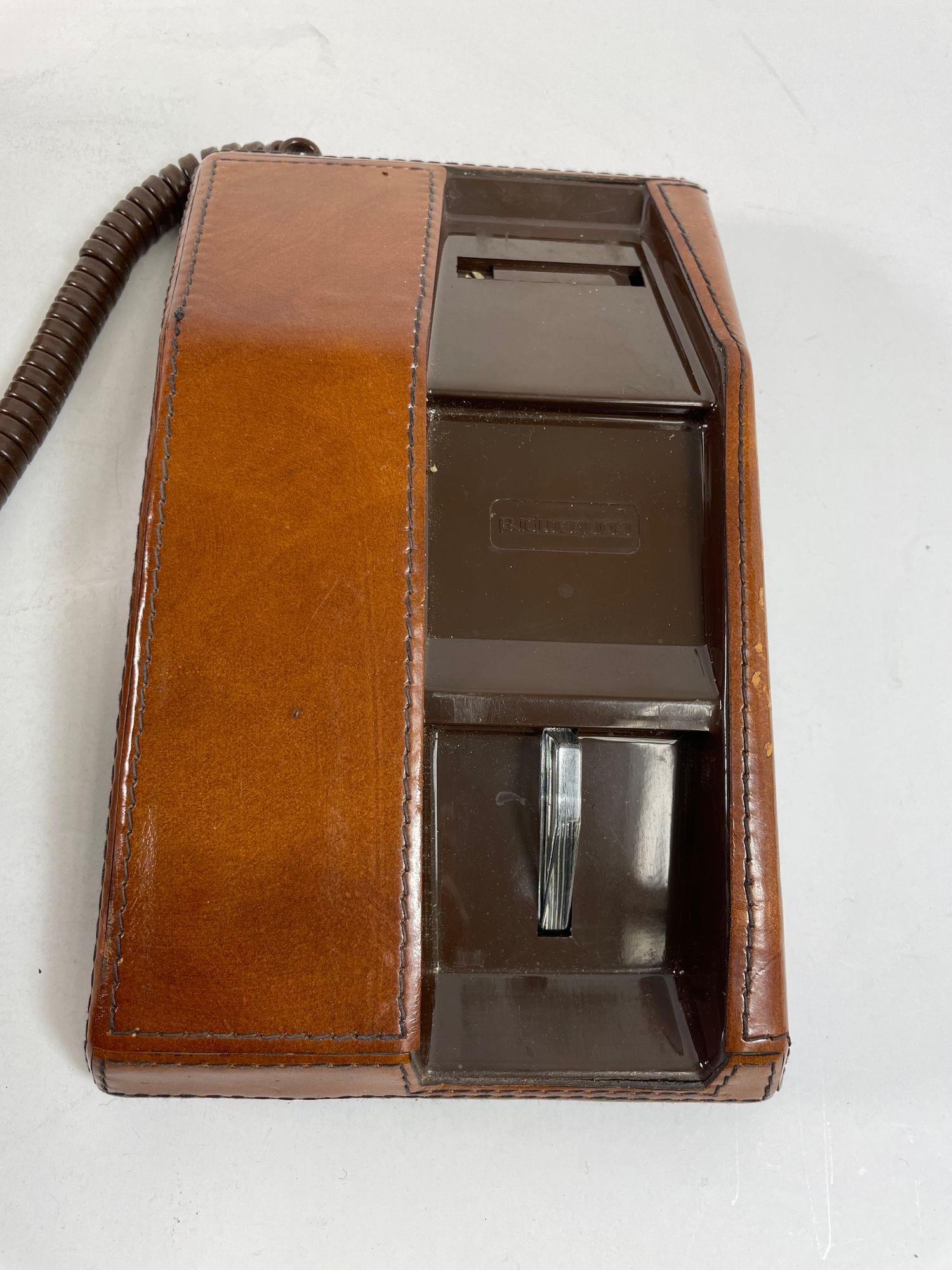 Cuir Téléphone vintage recouvert de cuir Brown et cousu main par Stitch by Stitch, 1970 en vente