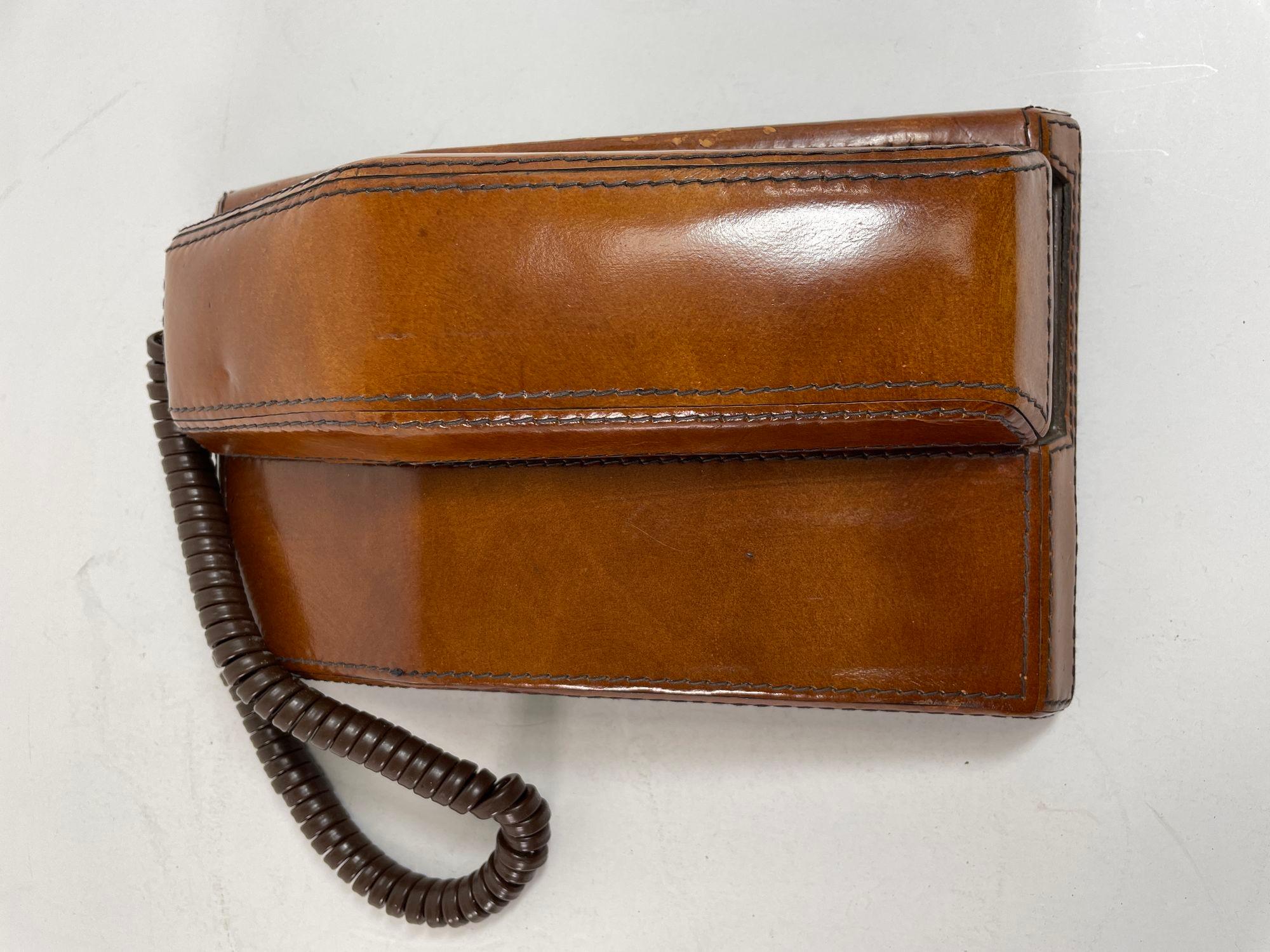 Braunes lederbezogenes und handgenähtes Vintage-Telefon von Contempra, 1970er Jahre im Angebot 1