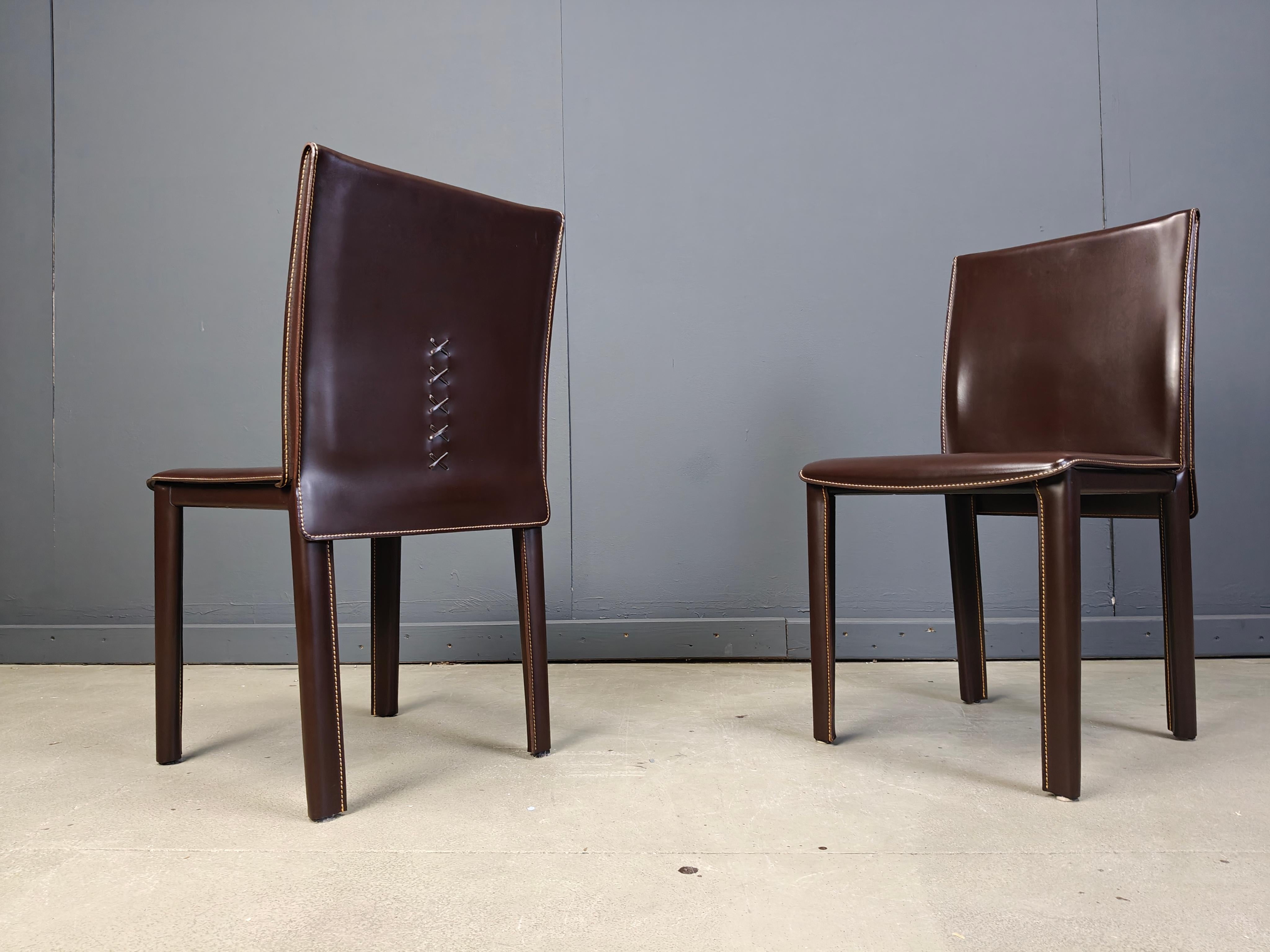 Italiano Sedie da pranzo in pelle marrone vintage di Arper italia, anni '80 - set di 8 in vendita