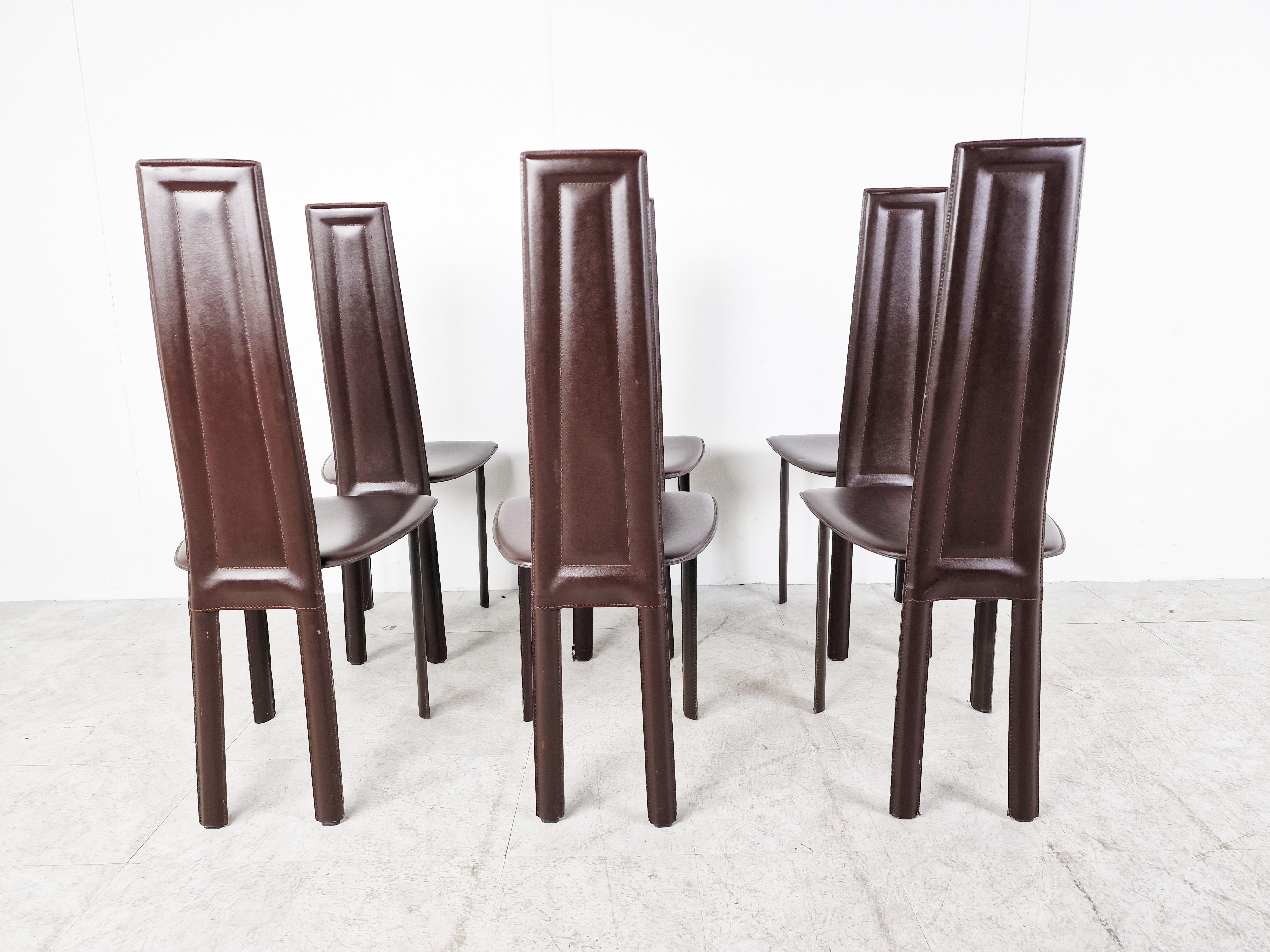 Satz von 6 dunkelbraunen italienischen Lederstühlen mit hoher Rückenlehne.

schönes, schlankes und zeitloses Design.

Die Stühle sind in gutem Zustand mit minimalen Gebrauchsspuren.

1980er Jahre - Italien

Abmessungen
höhe: