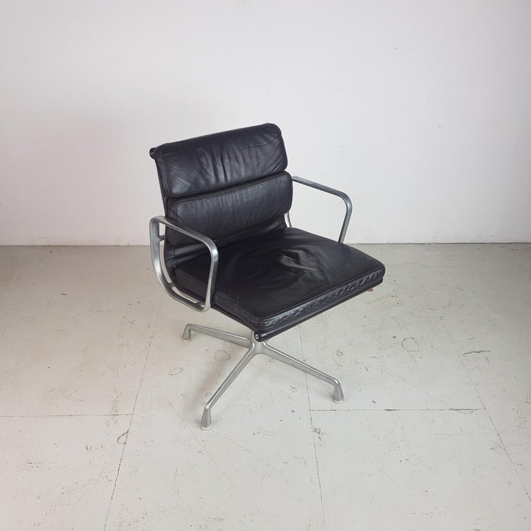 Beautiful vintage dark brown leather soft pad aluminium group chair designed by Charles and Ray Eames for Herman Miller in the 1960s.
In very good vintage condition. There is some age-related wear to the leather but nothing serious or specific to