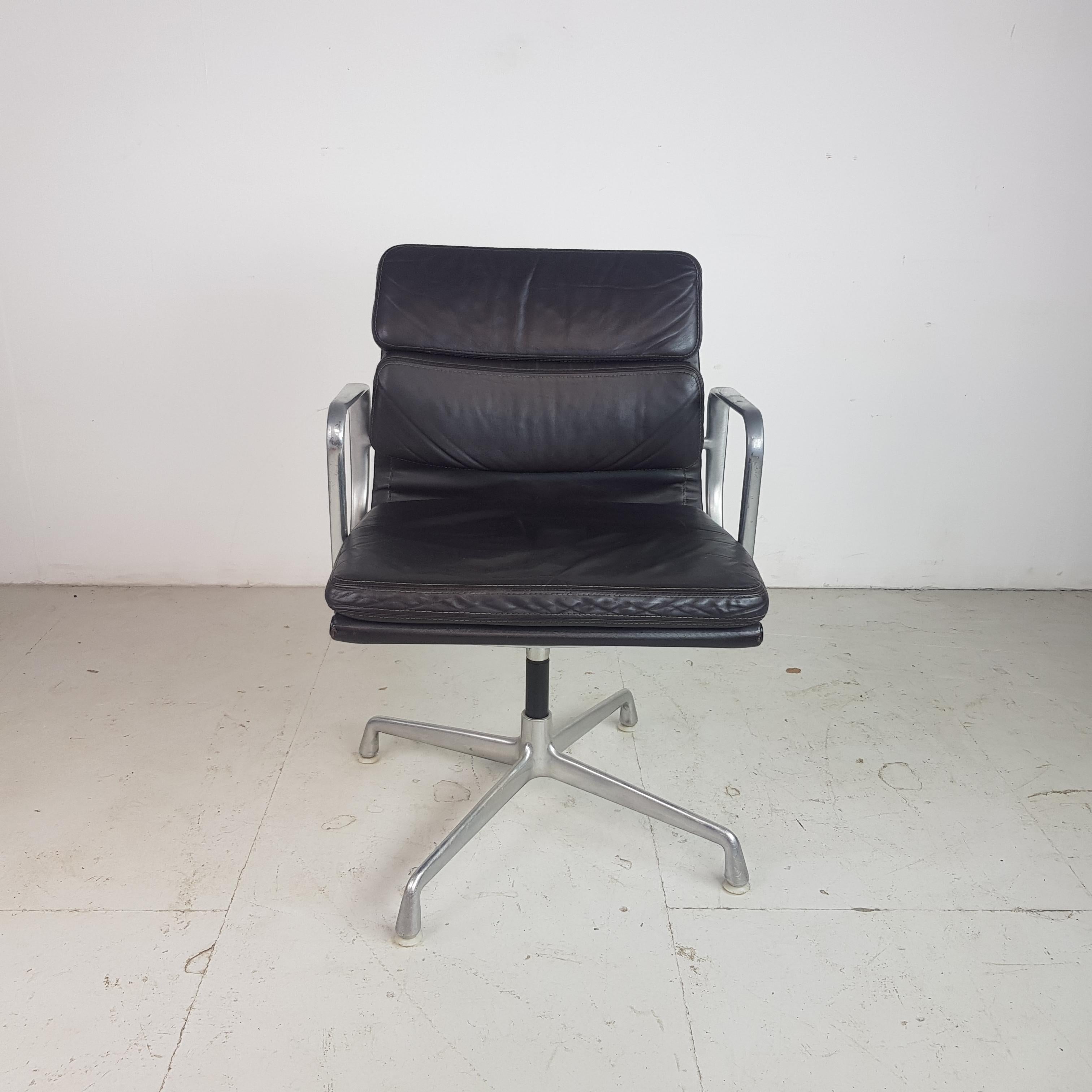 American Vintage Brown Leather Eames for Herman Miller Soft Pad Aluminium Group Chair For Sale