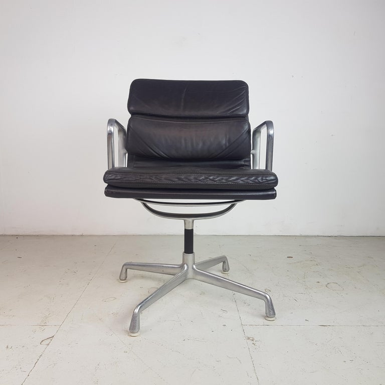 Vintage Brown Leather Eames for Herman Miller Soft Pad Aluminium Group Chair In Good Condition For Sale In Lewes, East Sussex