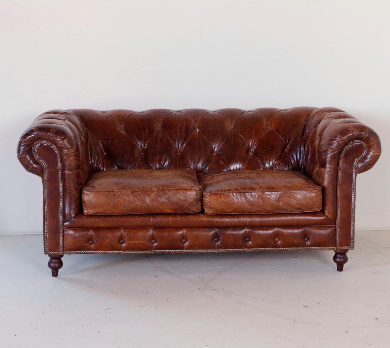 Vintage Brown Leather English Chesterfield Sofa In Good Condition In Round Top, TX