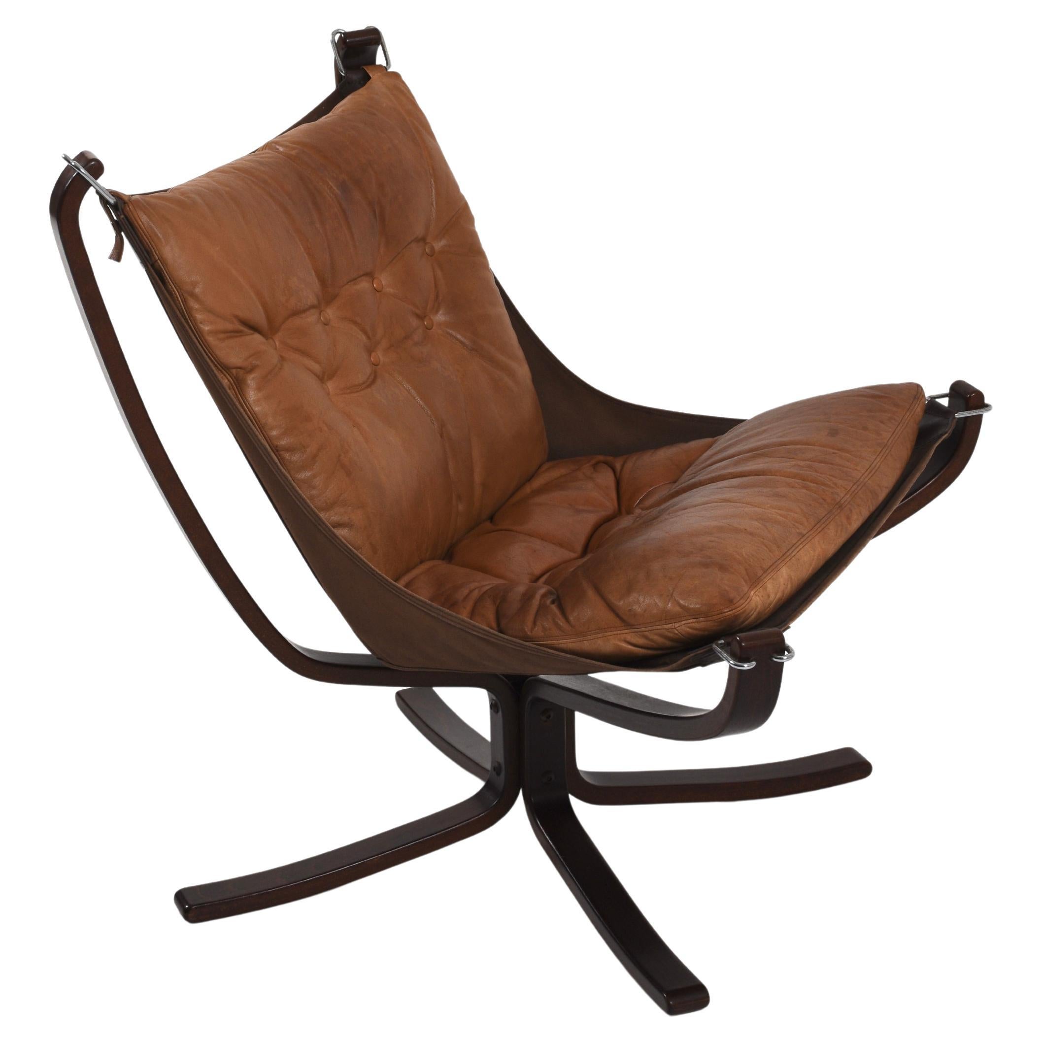 Iconic 1970s Falcon lounge chair designed by Sigurd Ressell for Vatne Møbler. Featuring a sleek bentwood frame, chrome hardware and original brown leather cushions with beautiful patina. A timeless piece of Scandinavian modern design. 

We currently