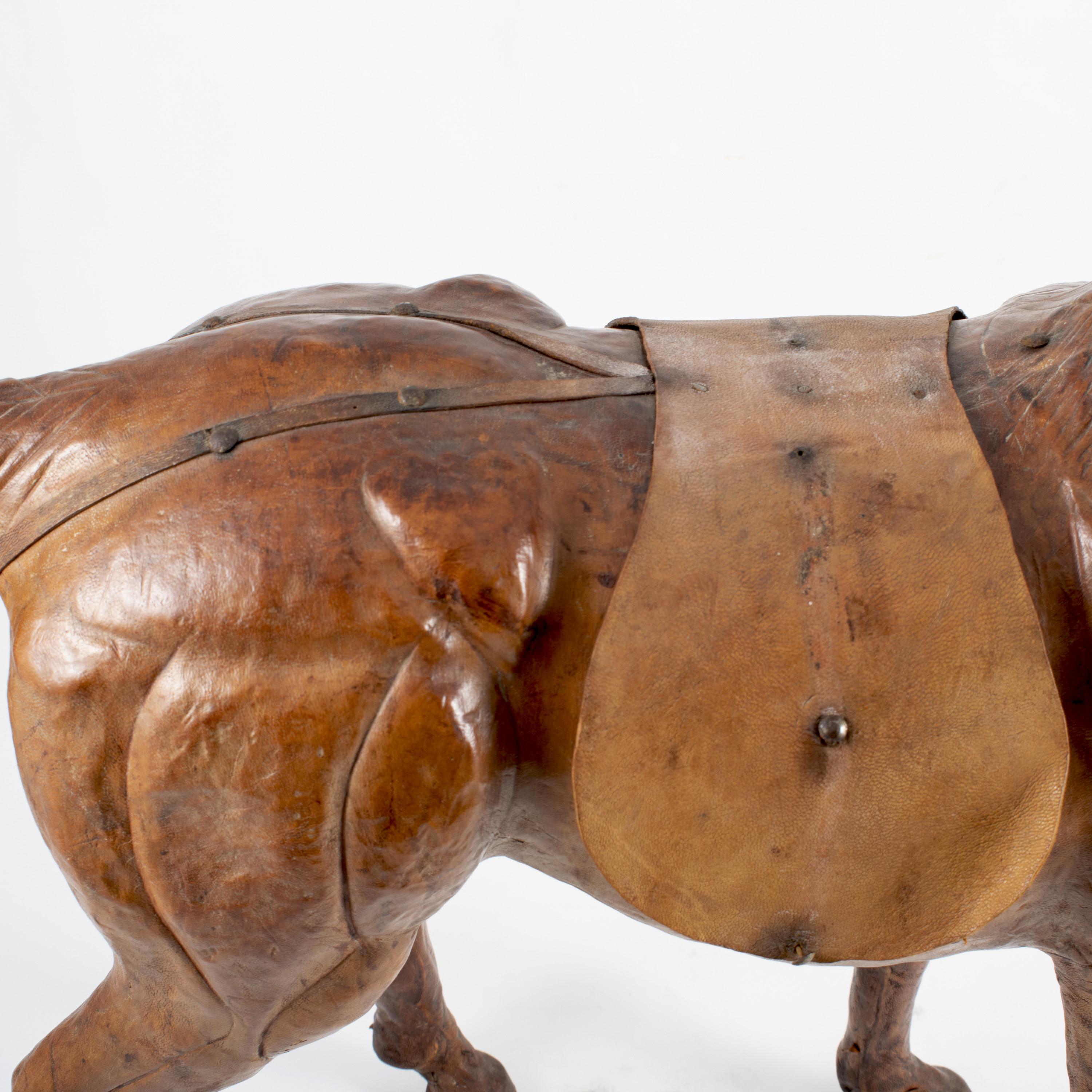 Vieille sculpture de cheval en cuir brun en vente 3