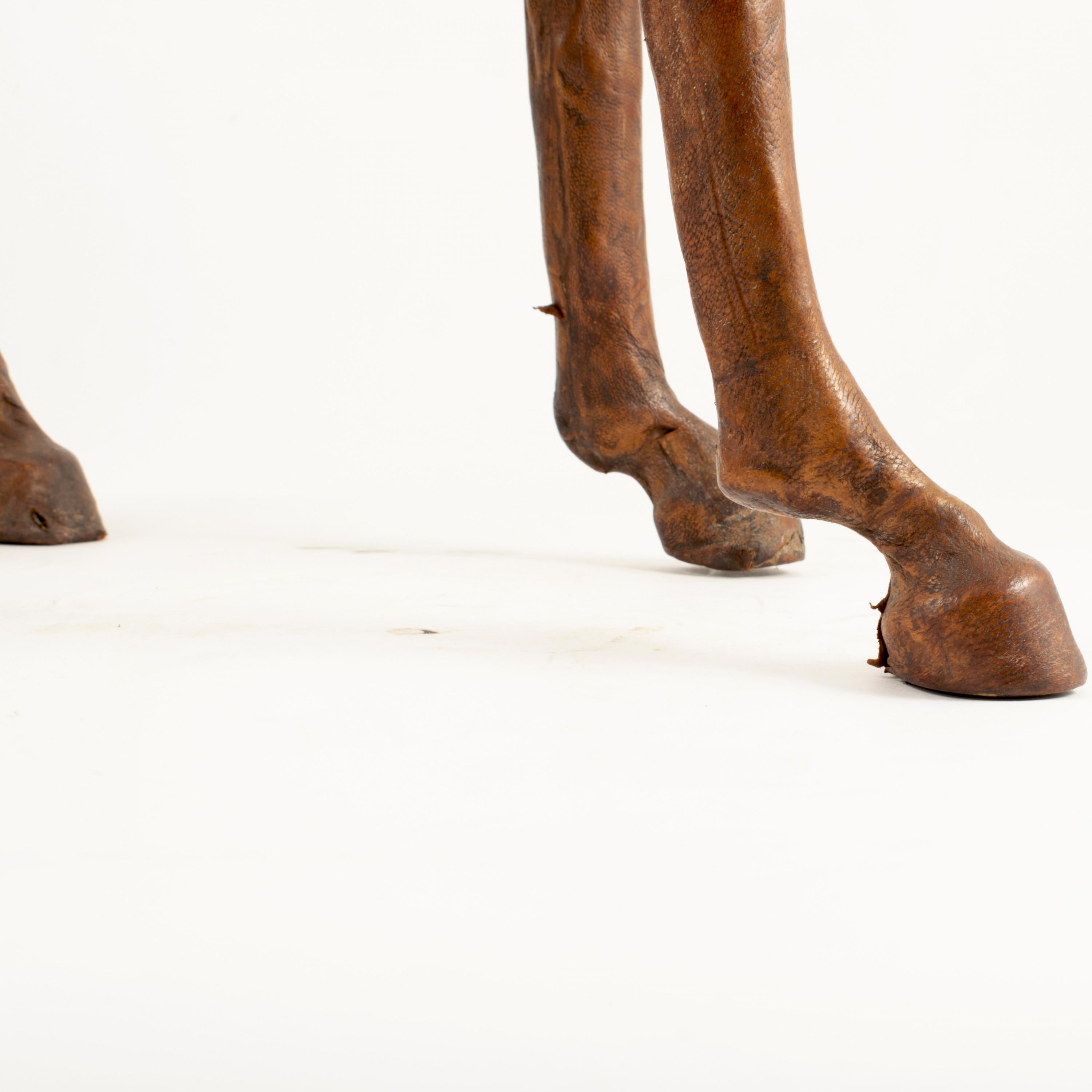 Vieille sculpture de cheval en cuir brun en vente 6