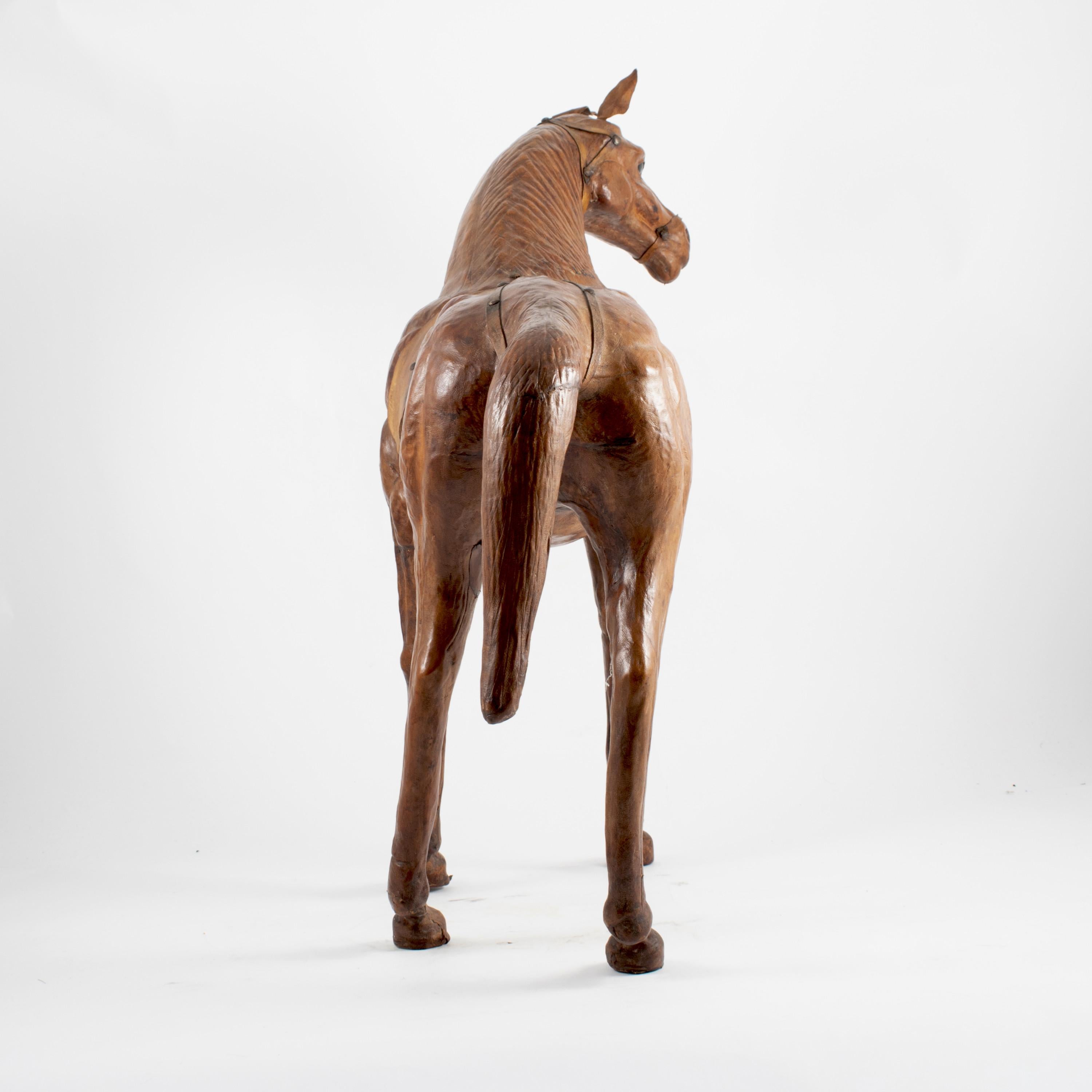 Vieille sculpture représentant un cheval. En cuir brun clair avec des yeux en verre.
Vraisemblablement originaire d'Italie.

Bon état avec patine naturelle liée à l'âge.
 