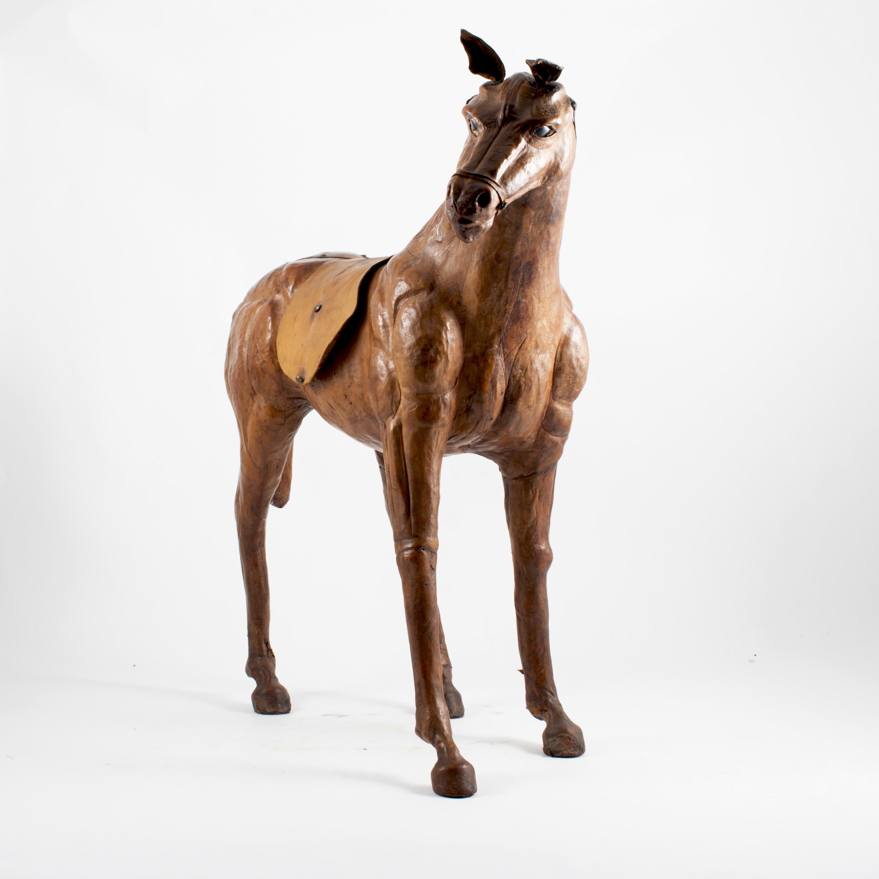 Autre Vieille sculpture de cheval en cuir brun en vente