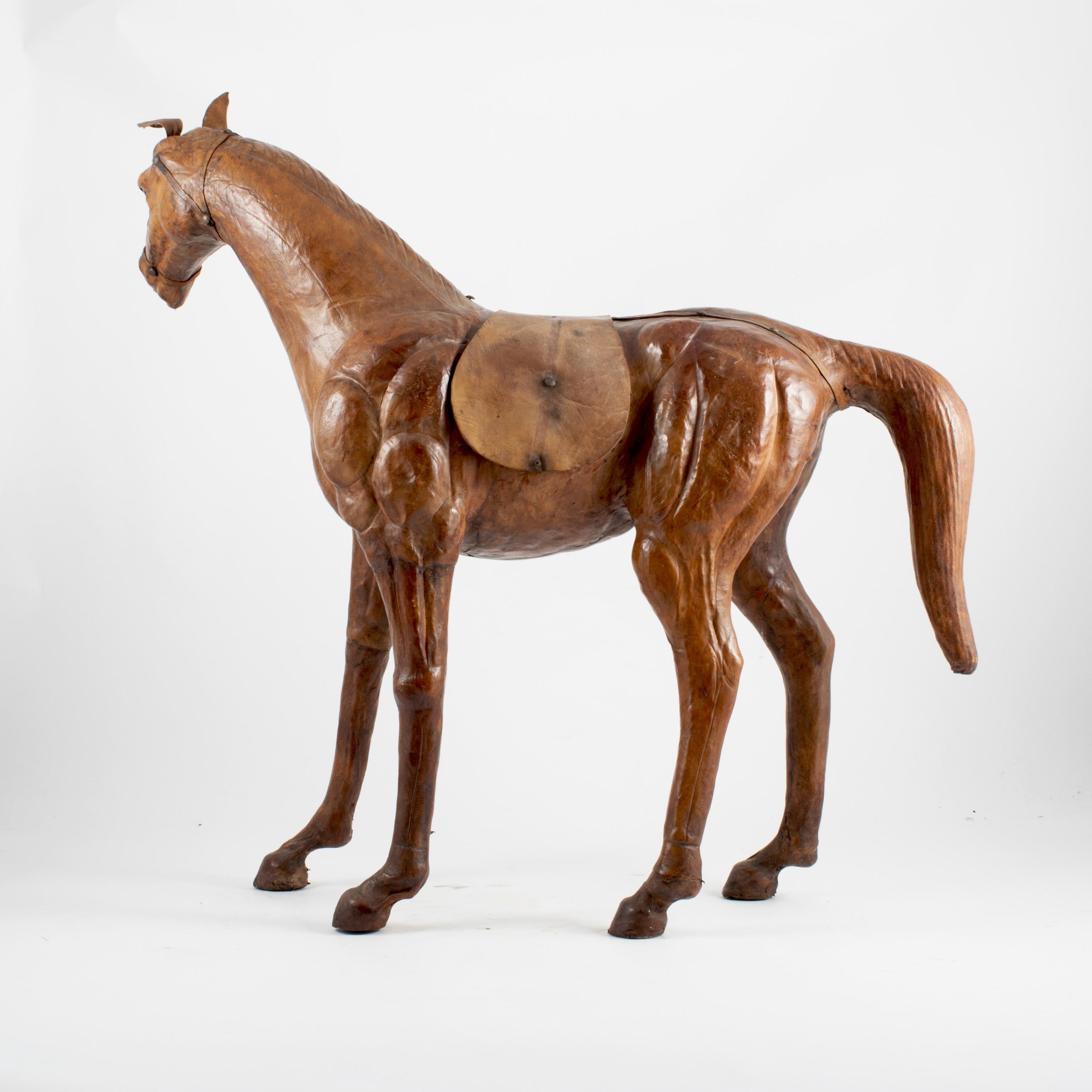 italien Vieille sculpture de cheval en cuir brun en vente
