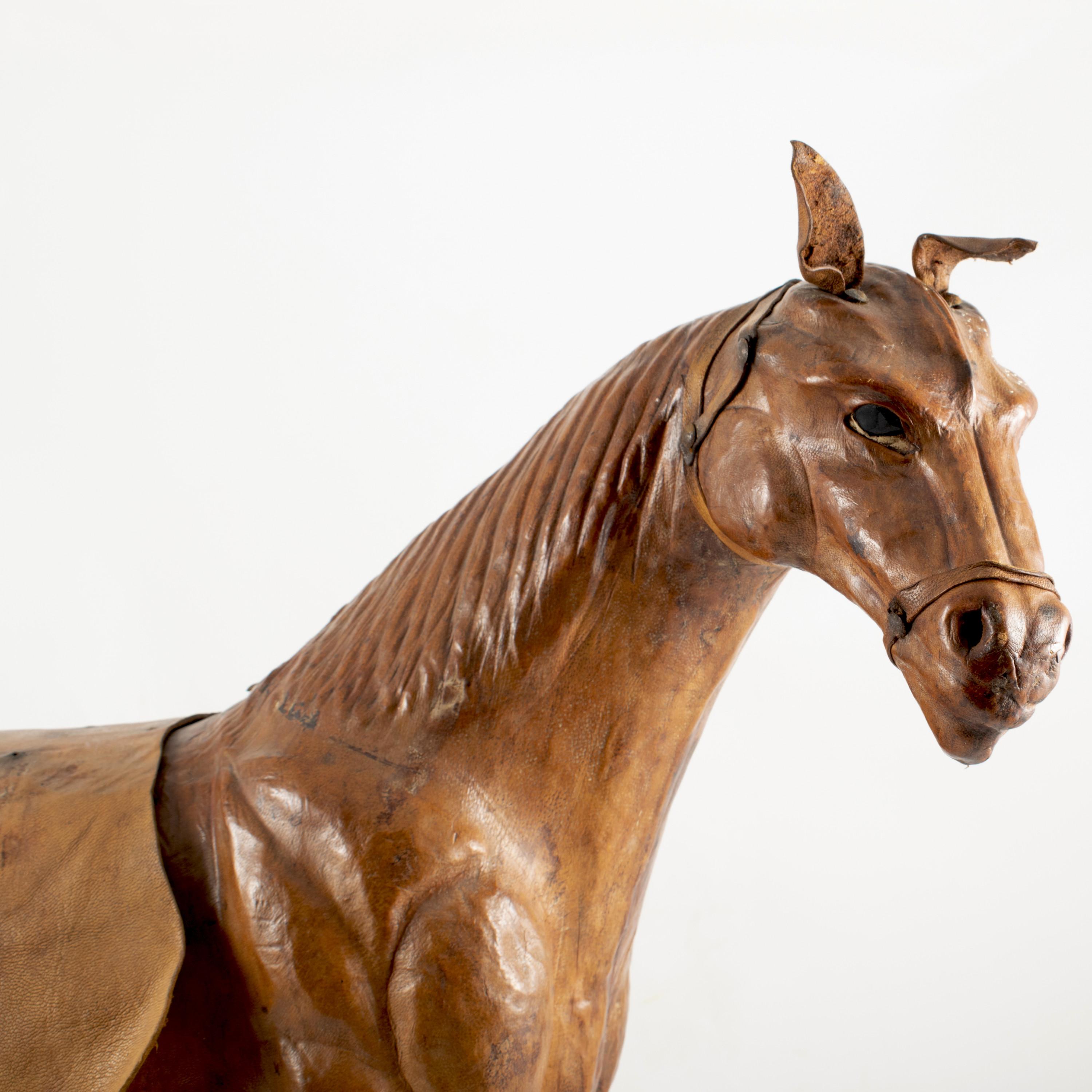 Vieille sculpture de cheval en cuir brun Bon état - En vente à Kastrup, DK