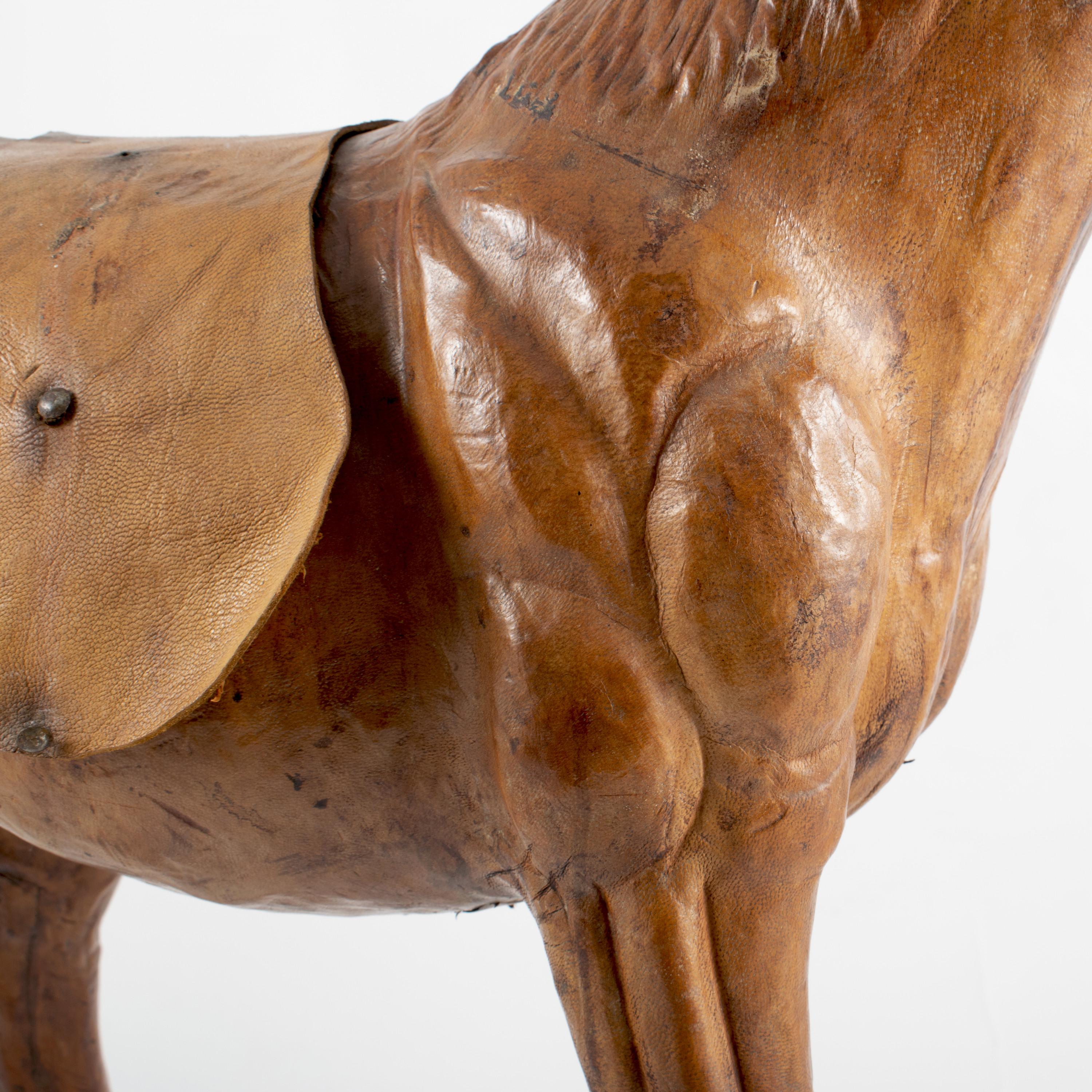 Vieille sculpture de cheval en cuir brun en vente 2
