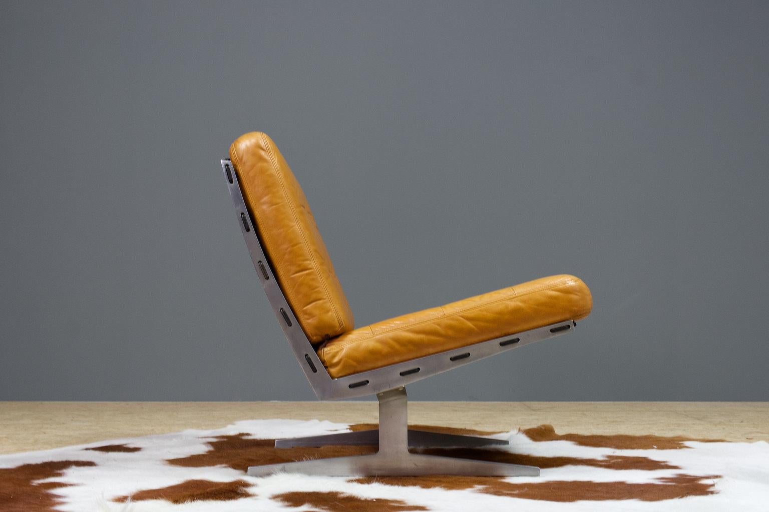 Danish vintage lounge chair by Paul Leidersdorff in solid aluminium frame with a (cognac) brown, padded leather upholstery, Denmark 1965. This lounge chair, model Caravelle, is in great vintage condition. The solid aluminium frame is heavy and