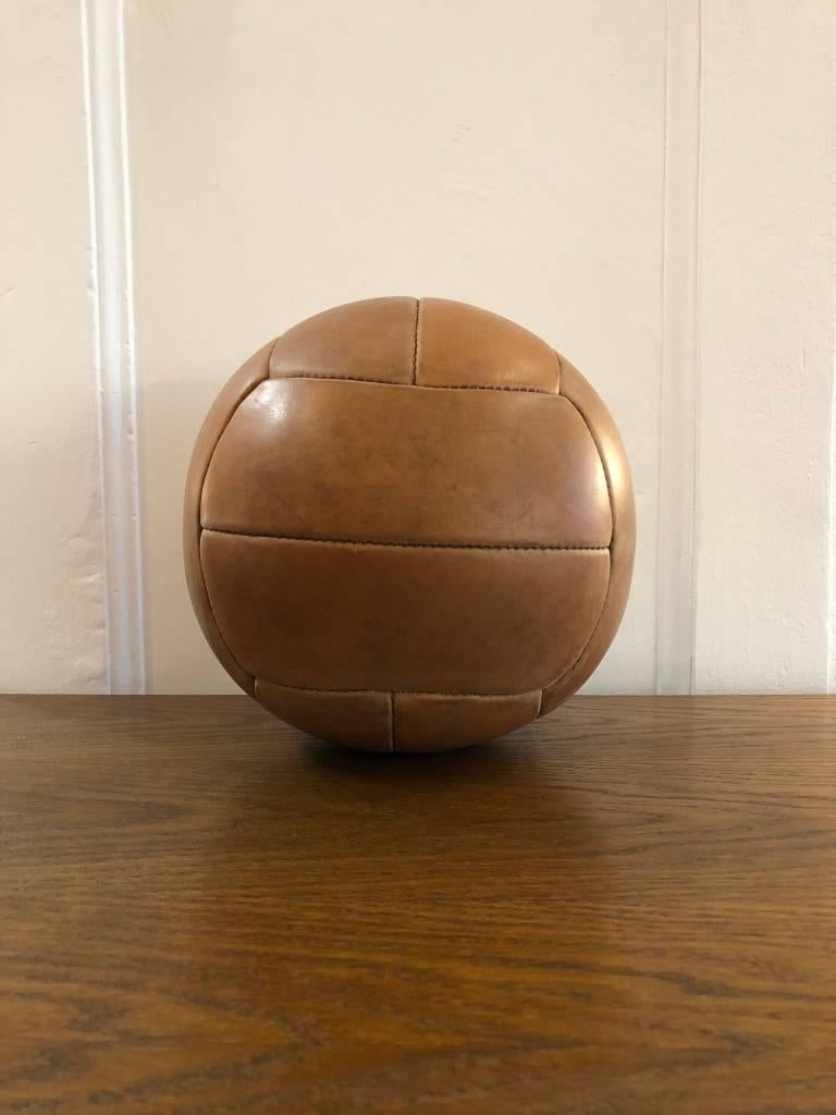 Vintage Brown Leather Medicine Ball, 1940s In Good Condition In Wien, AT