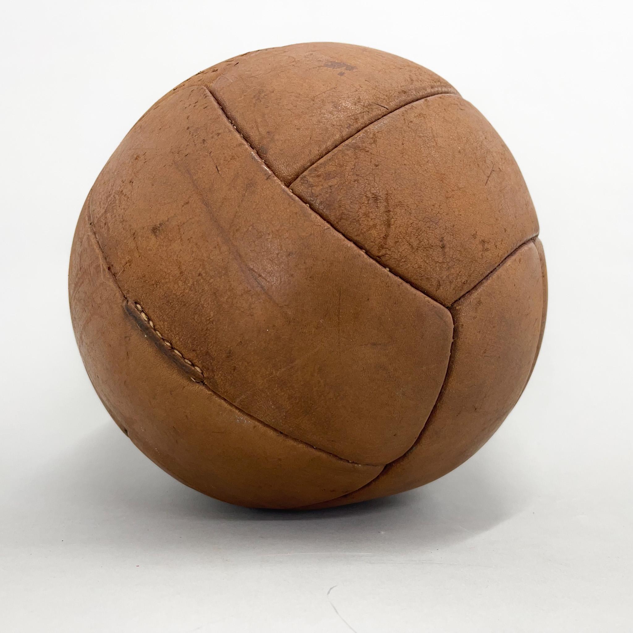 Vintage Brown Leather Medicine Ball, 1930s In Good Condition For Sale In Praha, CZ