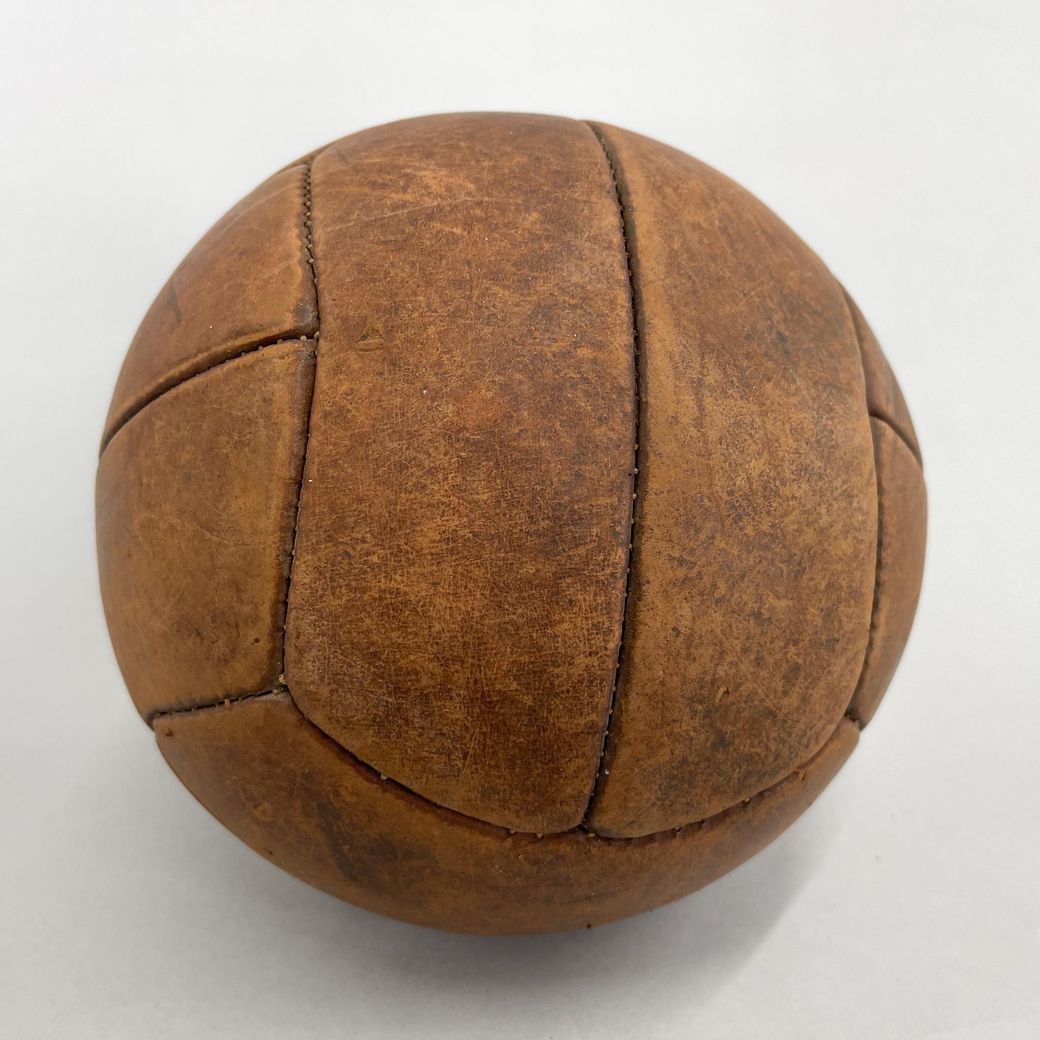 Medizinischer Medizinball aus braunem Leder, 1930er-Jahre im Angebot 2
