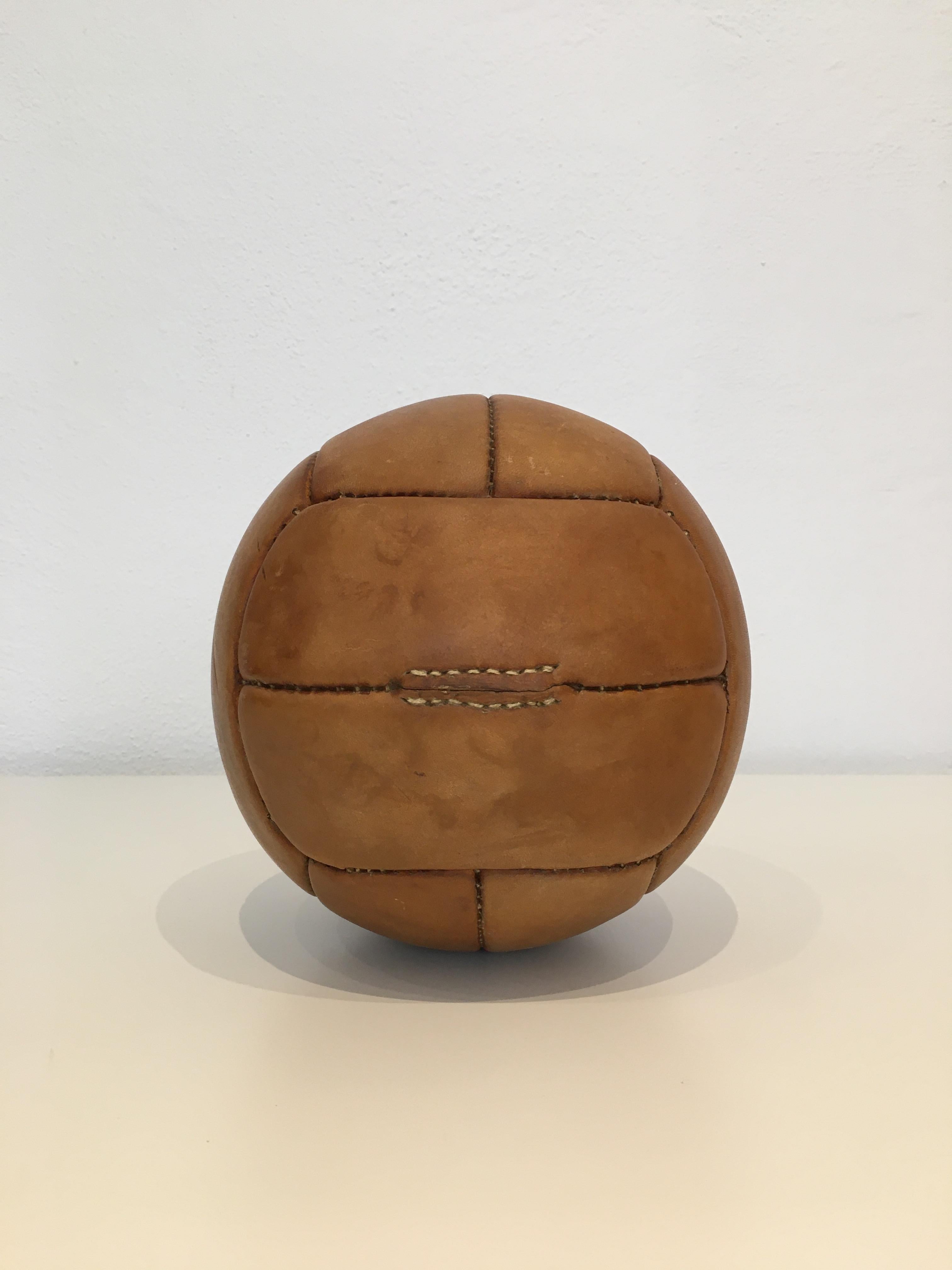 Dieser Medizinball stammt aus dem Bestand einer alten tschechischen Turnhalle. Hergestellt in den 1930er Jahren. Die Patina entspricht dem Alter und dem Gebrauch. Gereinigt und mit einer speziellen Lederpflege behandelt. Maße: Gewicht 1kg.