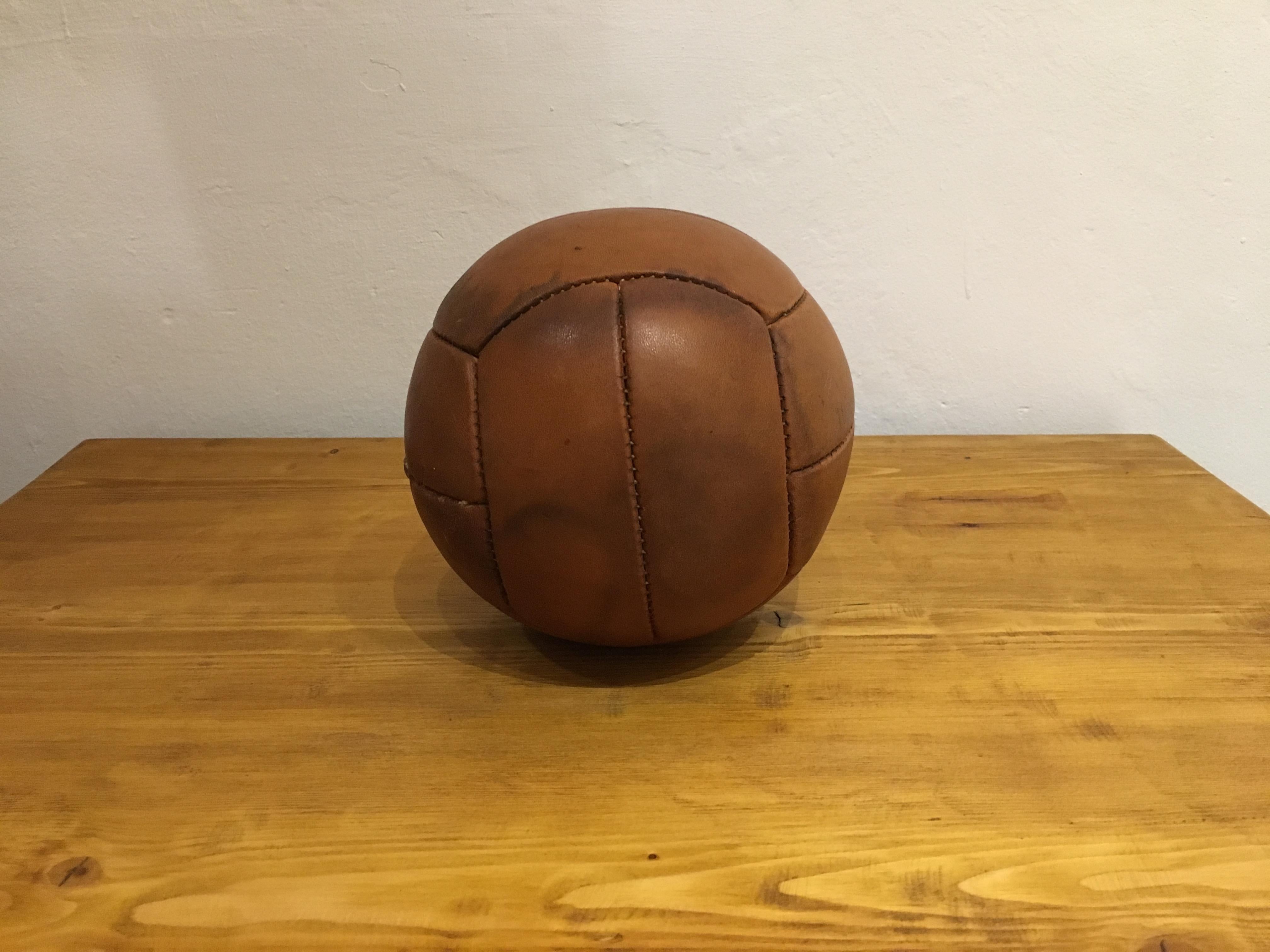 Mid-Century Modern Vintage Brown Leather Medicine Ball, 1kg, 1930s For Sale