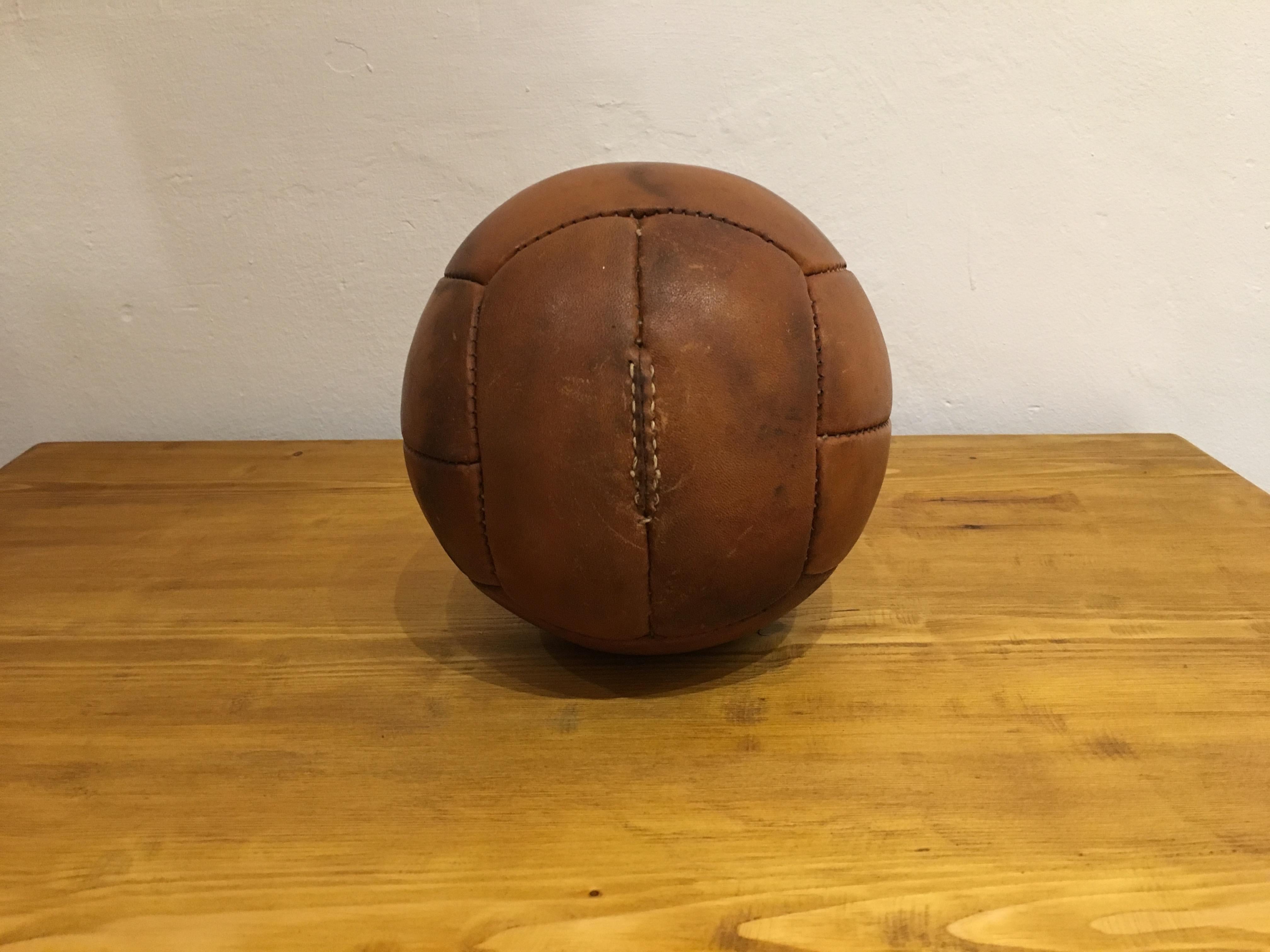 Vintage Brown Leather Medicine Ball, 1kg, 1930s In Good Condition For Sale In Wien, AT