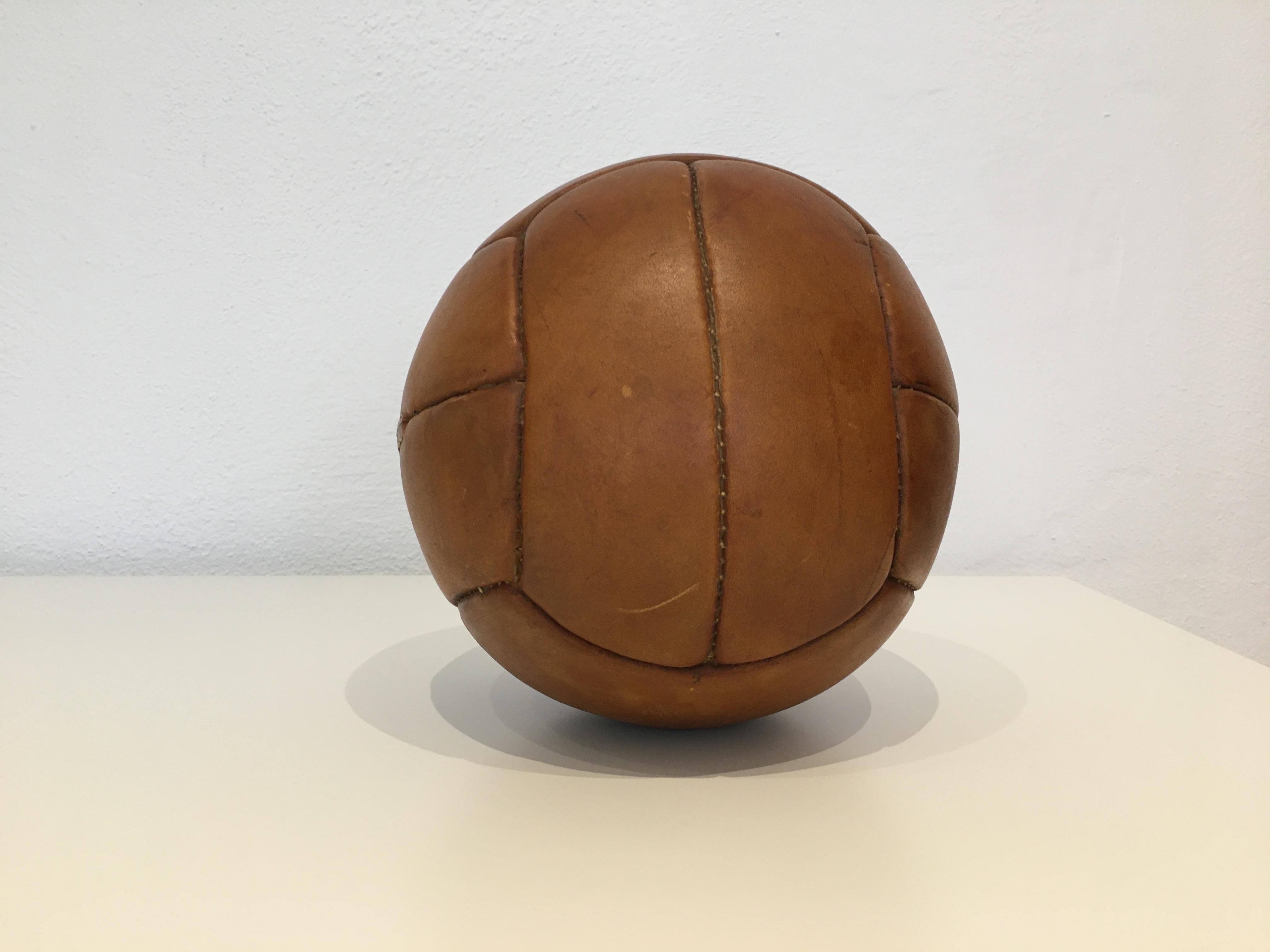 Vintage Brown Leather Medicine Ball, 1kg, 1930s In Good Condition For Sale In Wien, AT