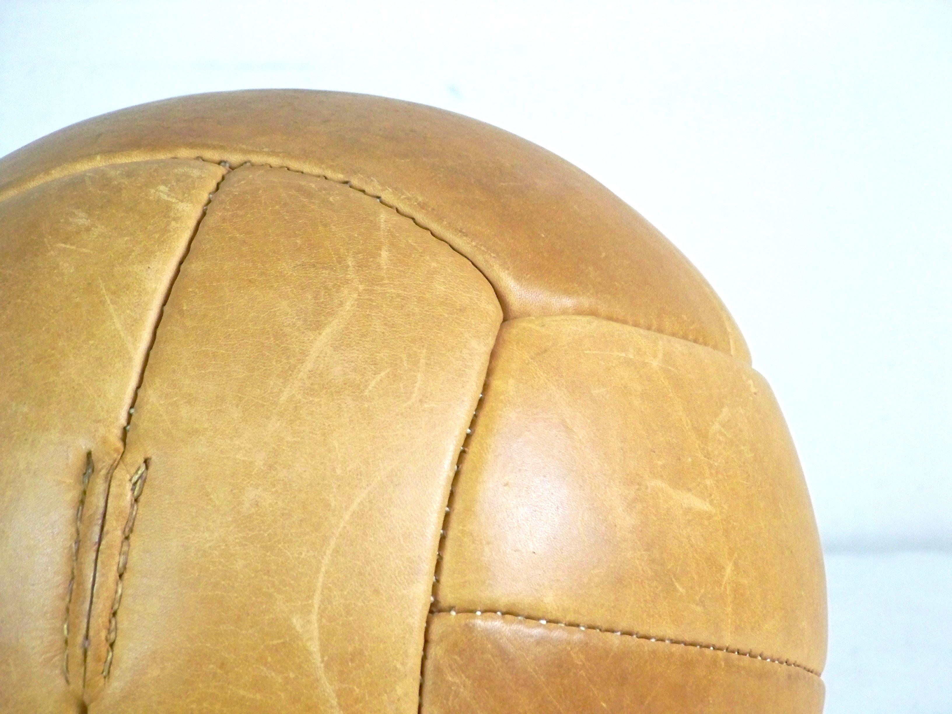 Vintage Brown Leather Medicine Ball - 2, 5kg - 1960s  In Good Condition For Sale In Praha, CZ