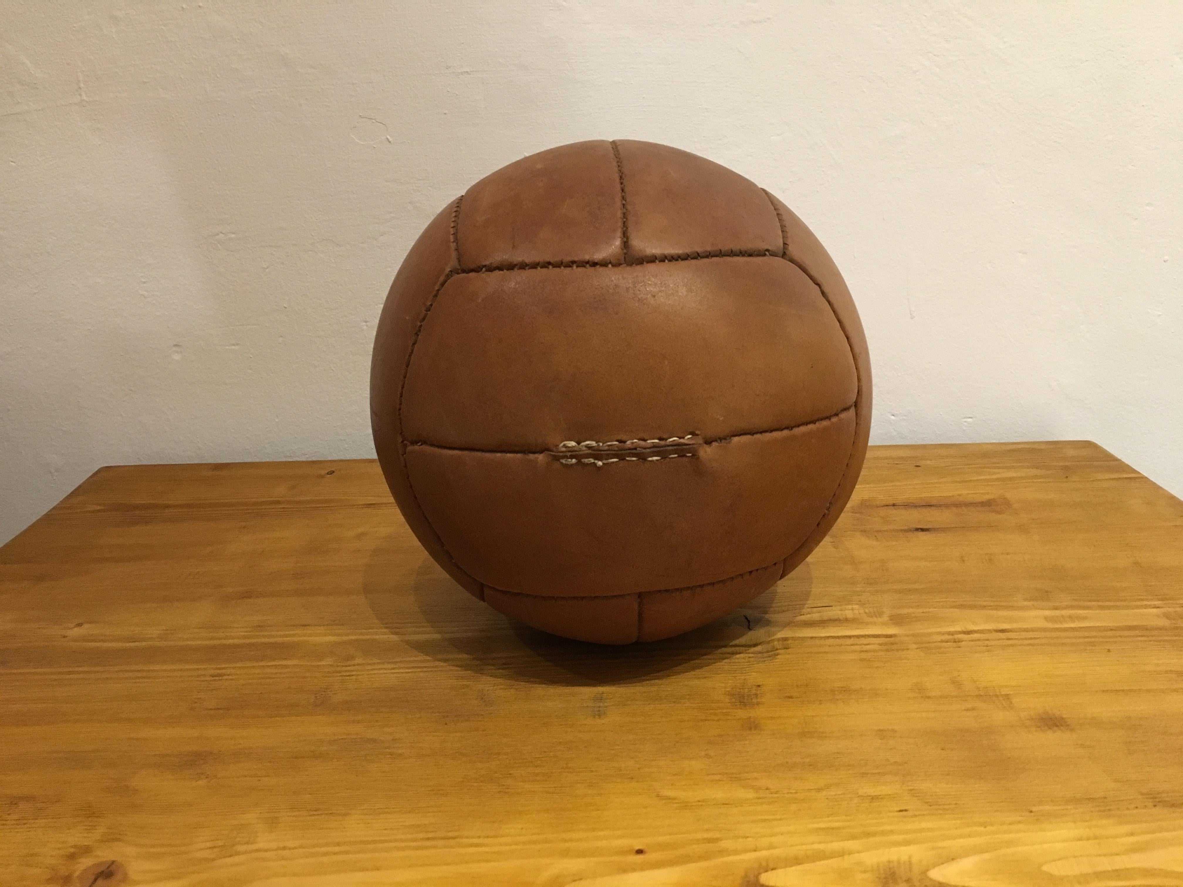 Vintage Brown Leather Medicine Ball, 2kg, 1930s In Good Condition In Wien, AT