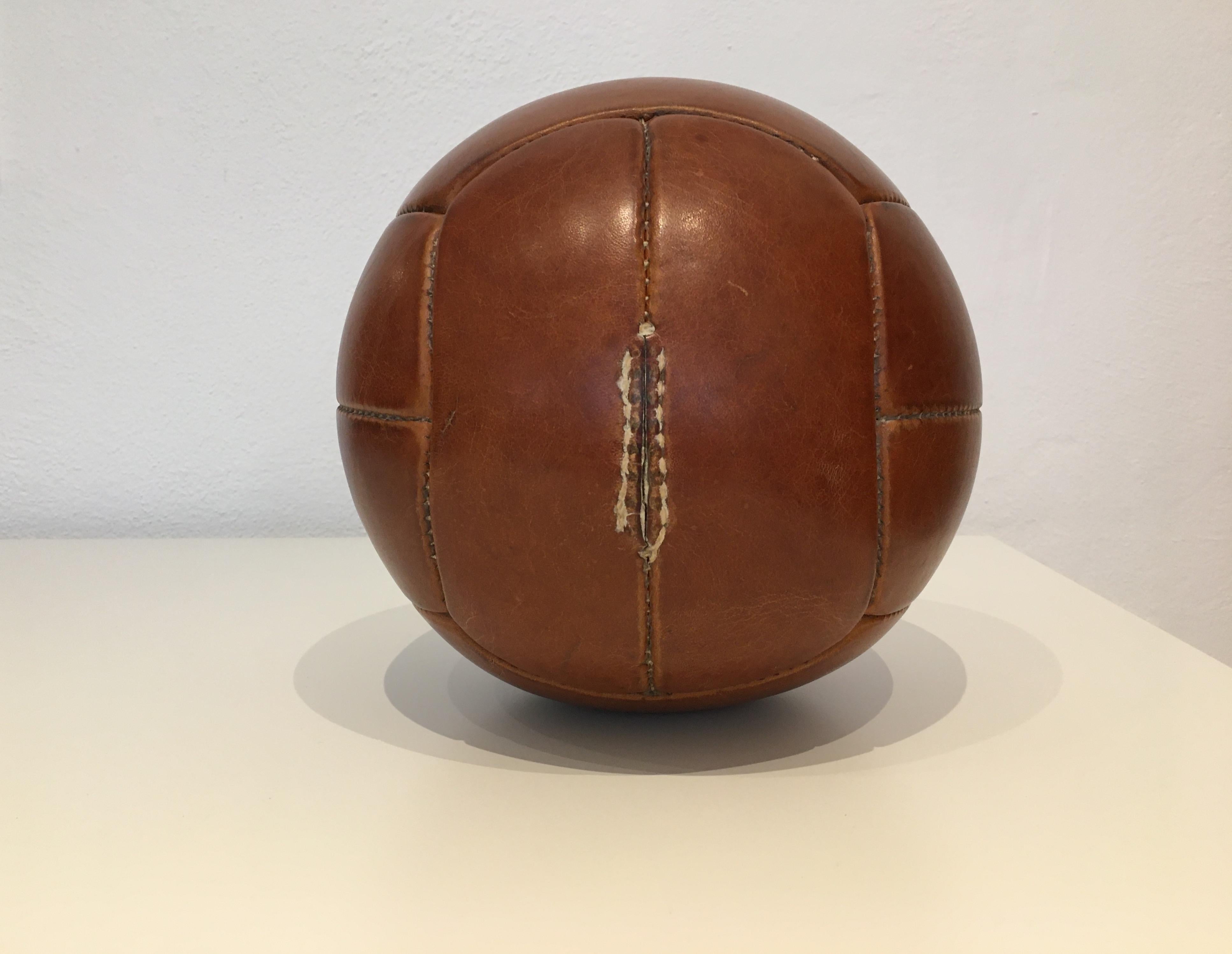 Vintage Brown Leather Medicine Ball, 2kg, 1930s In Good Condition For Sale In Wien, AT