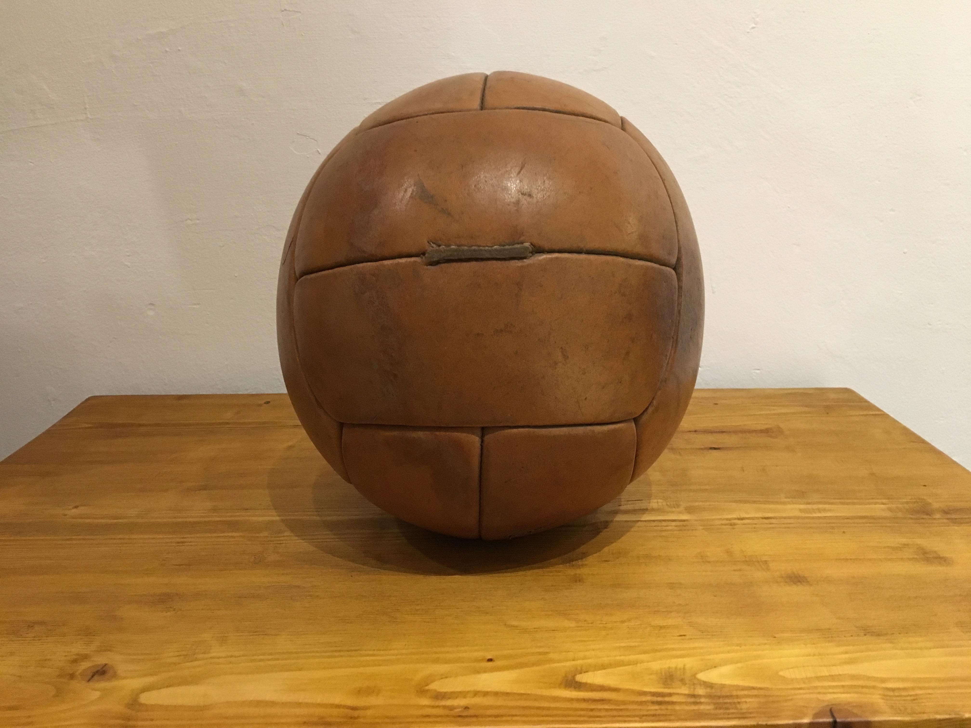 Vintage Brown Leather Medicine Ball, 3kg, 1930s In Good Condition For Sale In Wien, AT