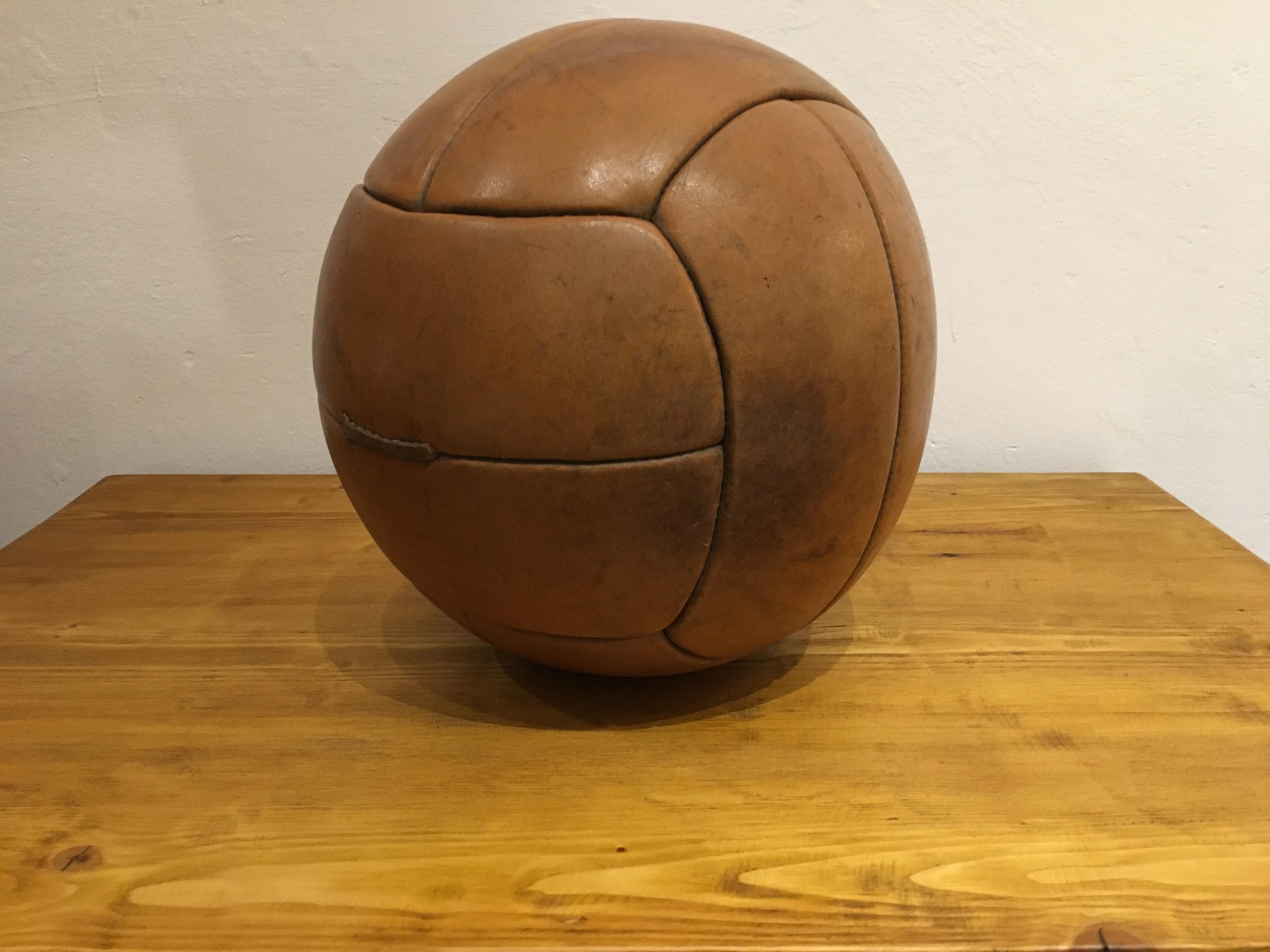 Vintage Brown Leder Medizinball, 3kg, 1930er Jahre im Angebot 1