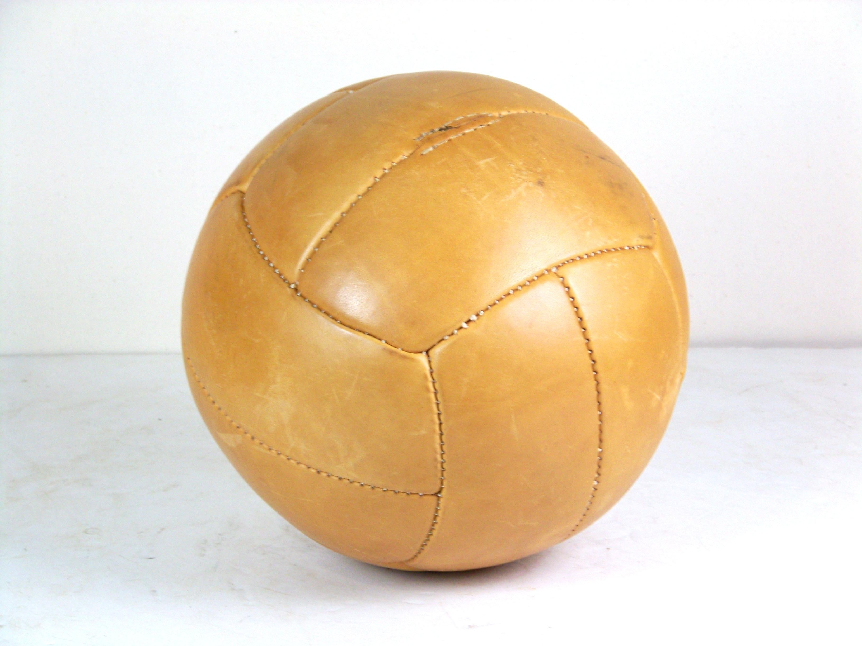  It can be used as an original interior accessory, small stool or as a stylish training aid. The leather cover is original condition, the ball has never been used!