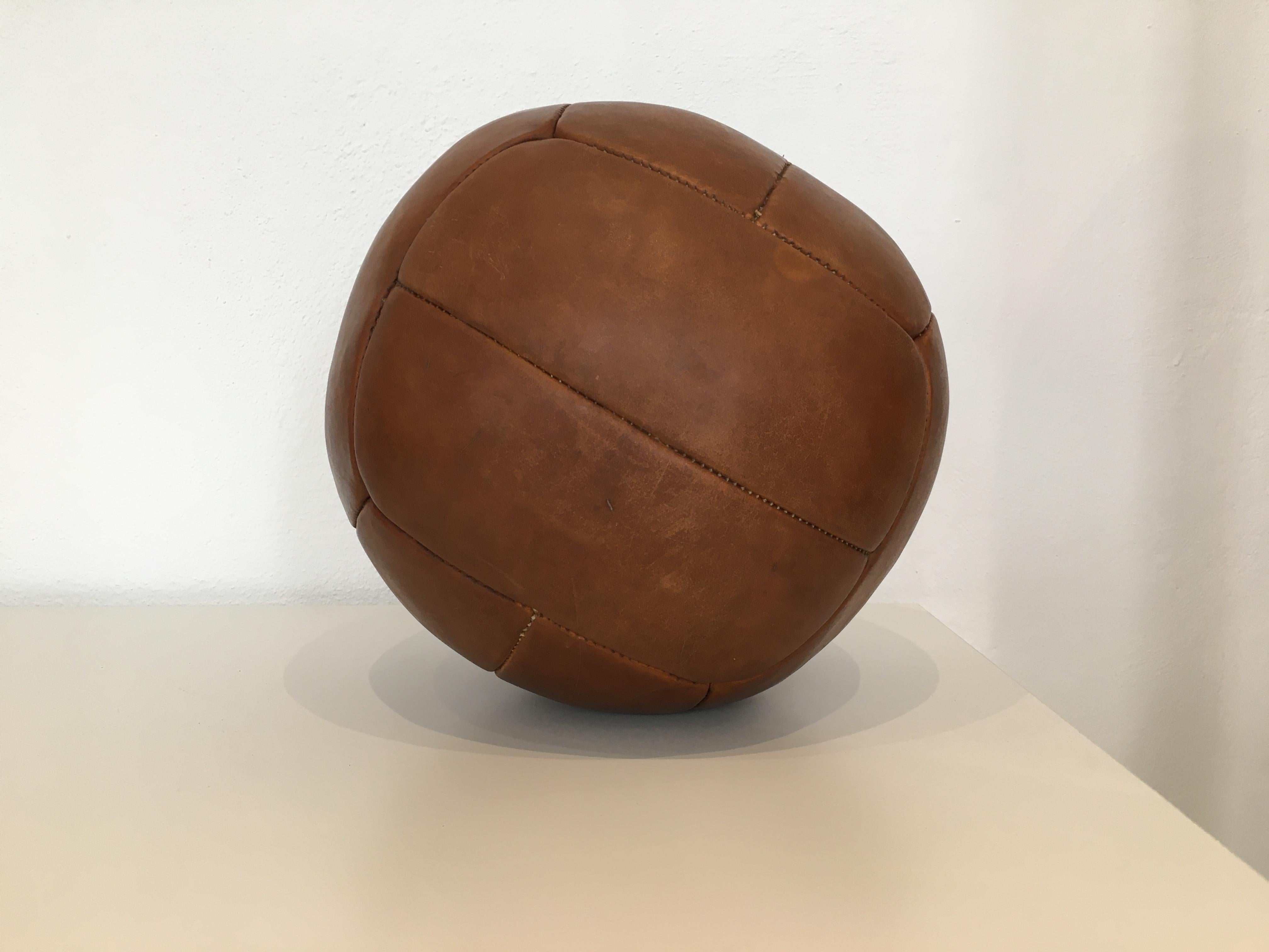 Vintage Brown Leather Medicine Ball, 5kg, 1930s In Good Condition In Wien, AT