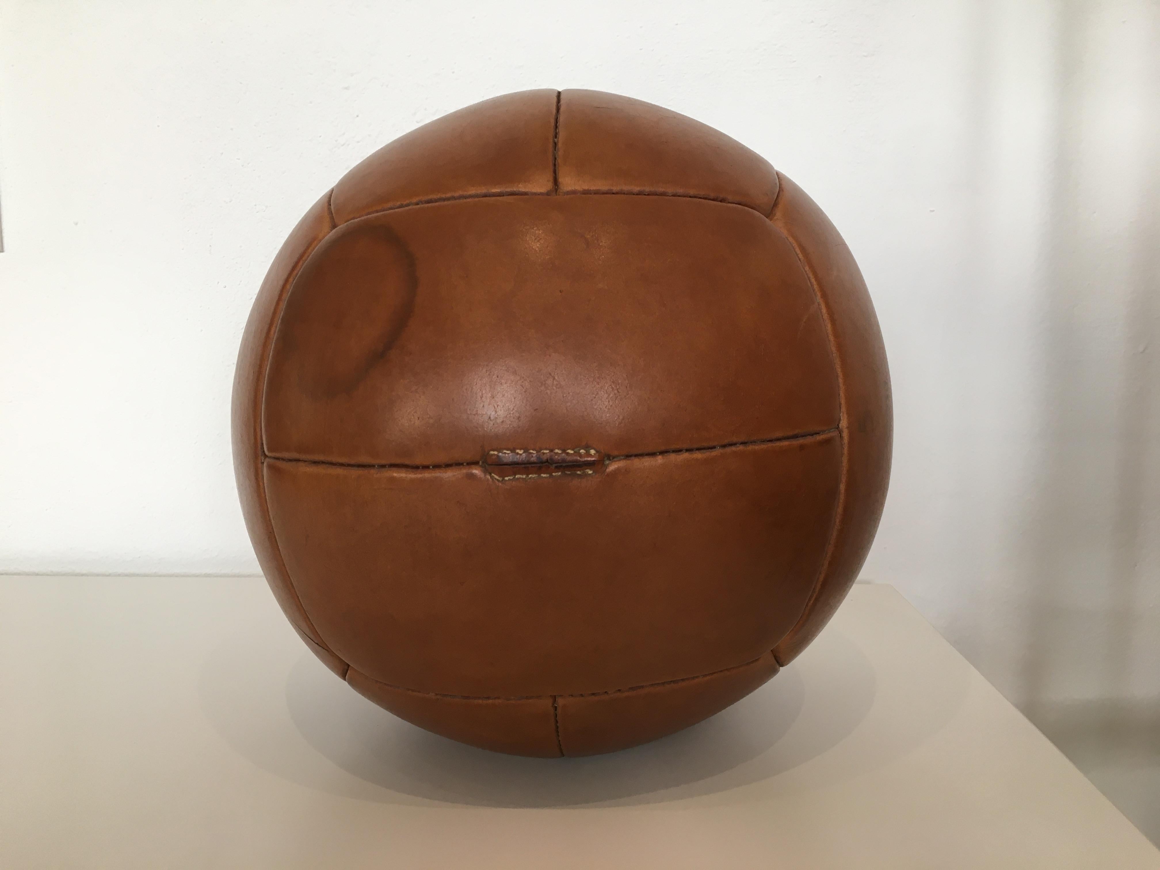 Vintage Brown Leather Medicine Ball, 5kg, 1930s In Good Condition For Sale In Wien, AT
