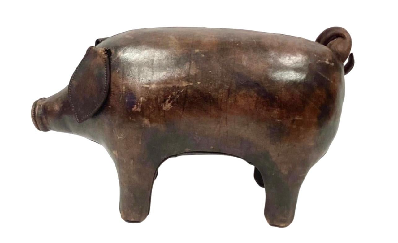 Vintage Schwein mit braunem Lederbezug von Omersa & Co. (Lincolnshire, UK), wahrscheinlich für Abercrombie & Fitch, mit gerollten Lederaugen, Schnauze und Metallkappenfüßen. Wunderbare reiche Patina.