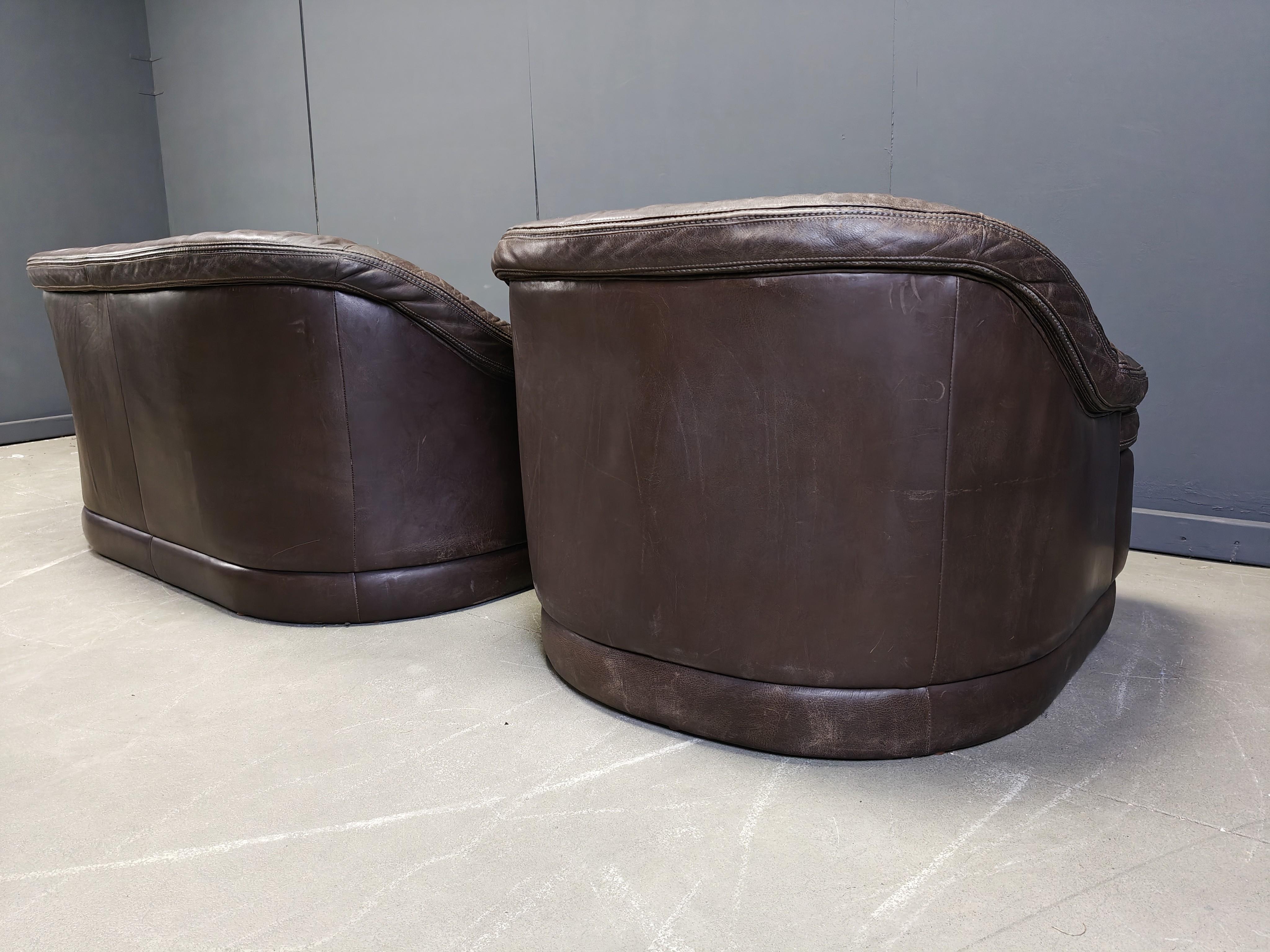 
Ensemble de canapé vintage marron foncé fabriqué en Allemagne dans les années 1970.

Un beau design intemporel avec un grand confort d'assise.

Années 1970 - Allemagne

Bon état avec usure normale liée à l'âge.

Dimensions :
Hauteur : 75cm
Largeur