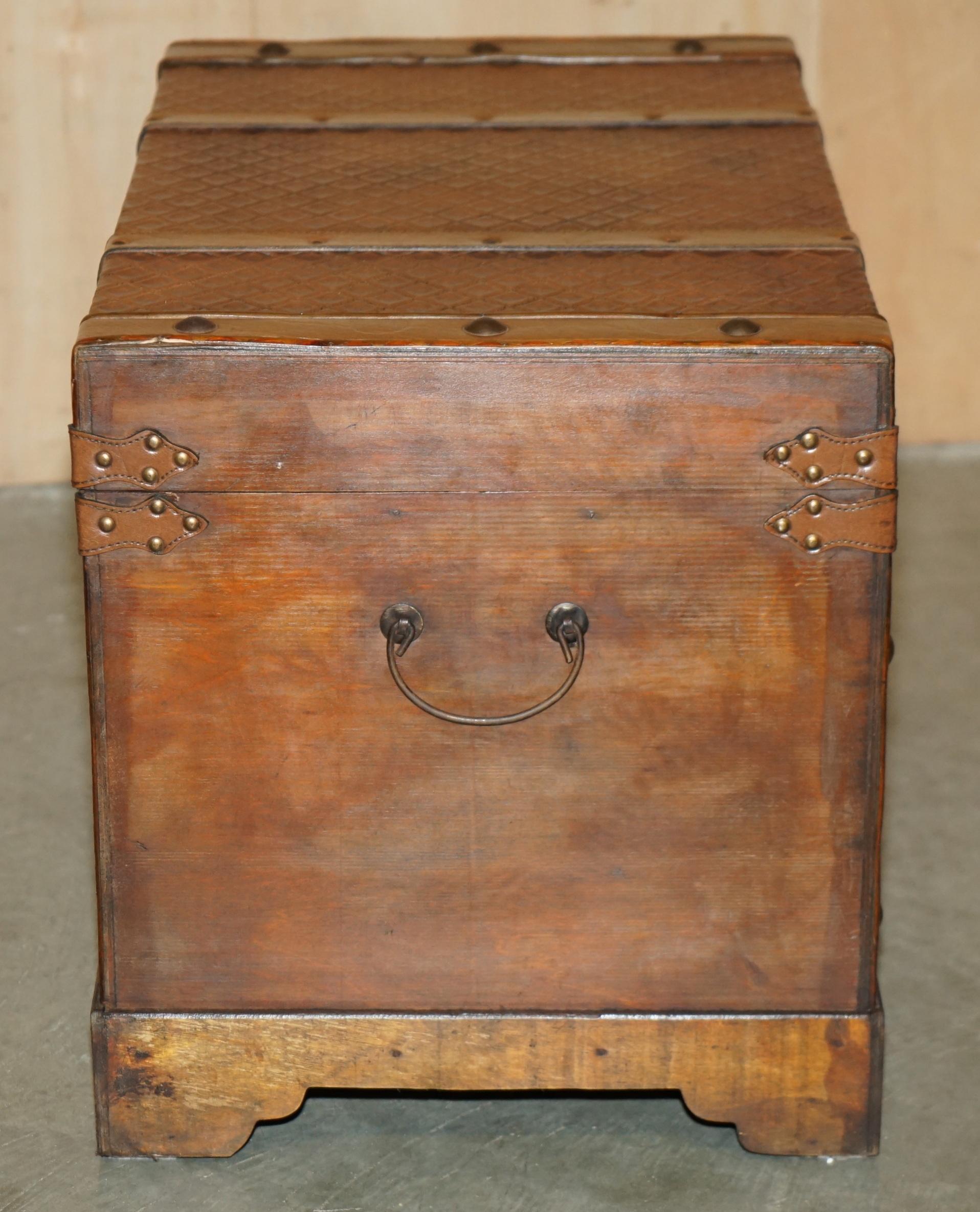 Table de stockage ViNTAGE BROWN LEATHER TRunk COFFEE COCKTAIL TABLE OTTOMAN LOVELY PATiNA en vente 3