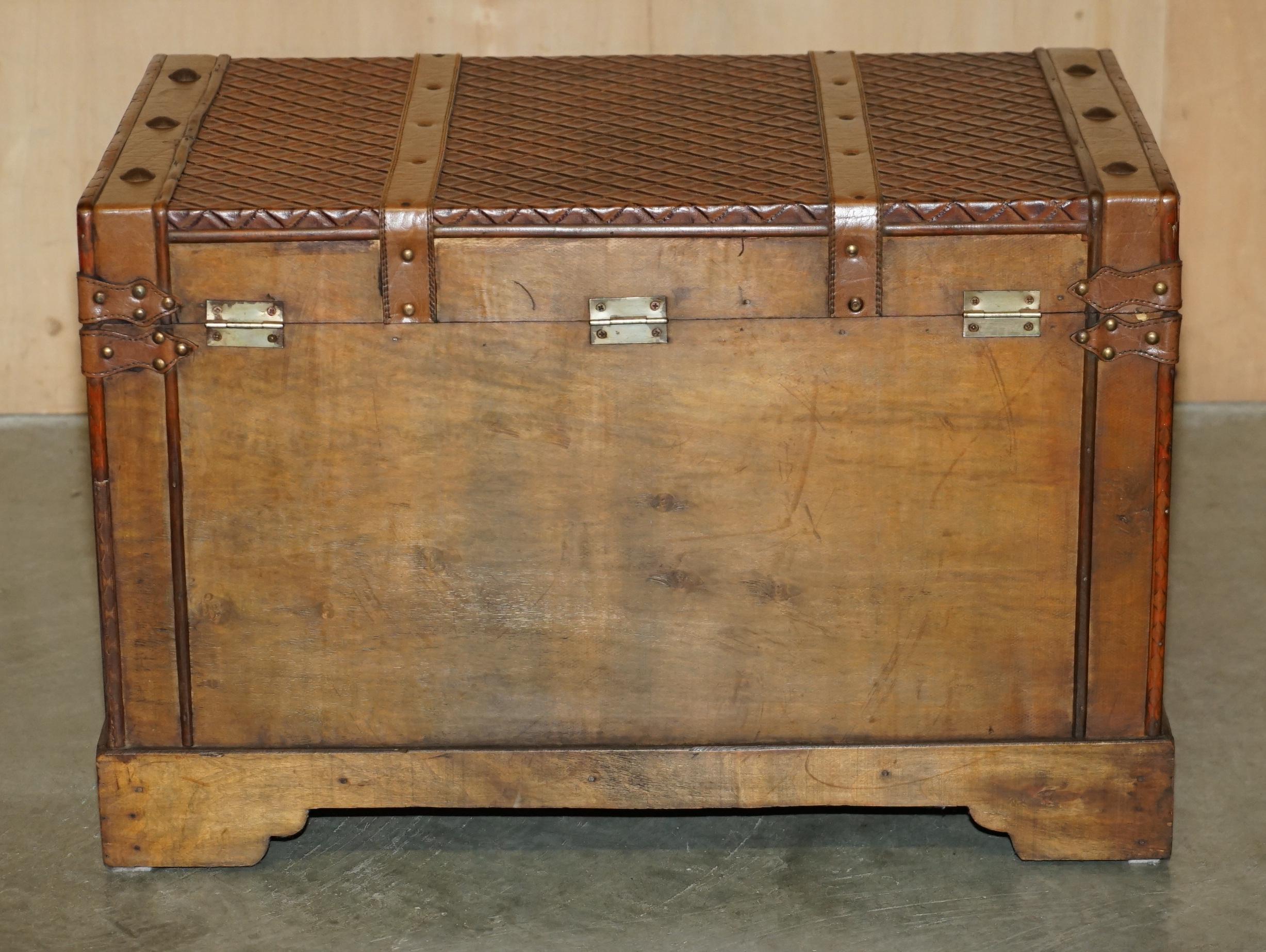 Table de stockage ViNTAGE BROWN LEATHER TRunk COFFEE COCKTAIL TABLE OTTOMAN LOVELY PATiNA en vente 4