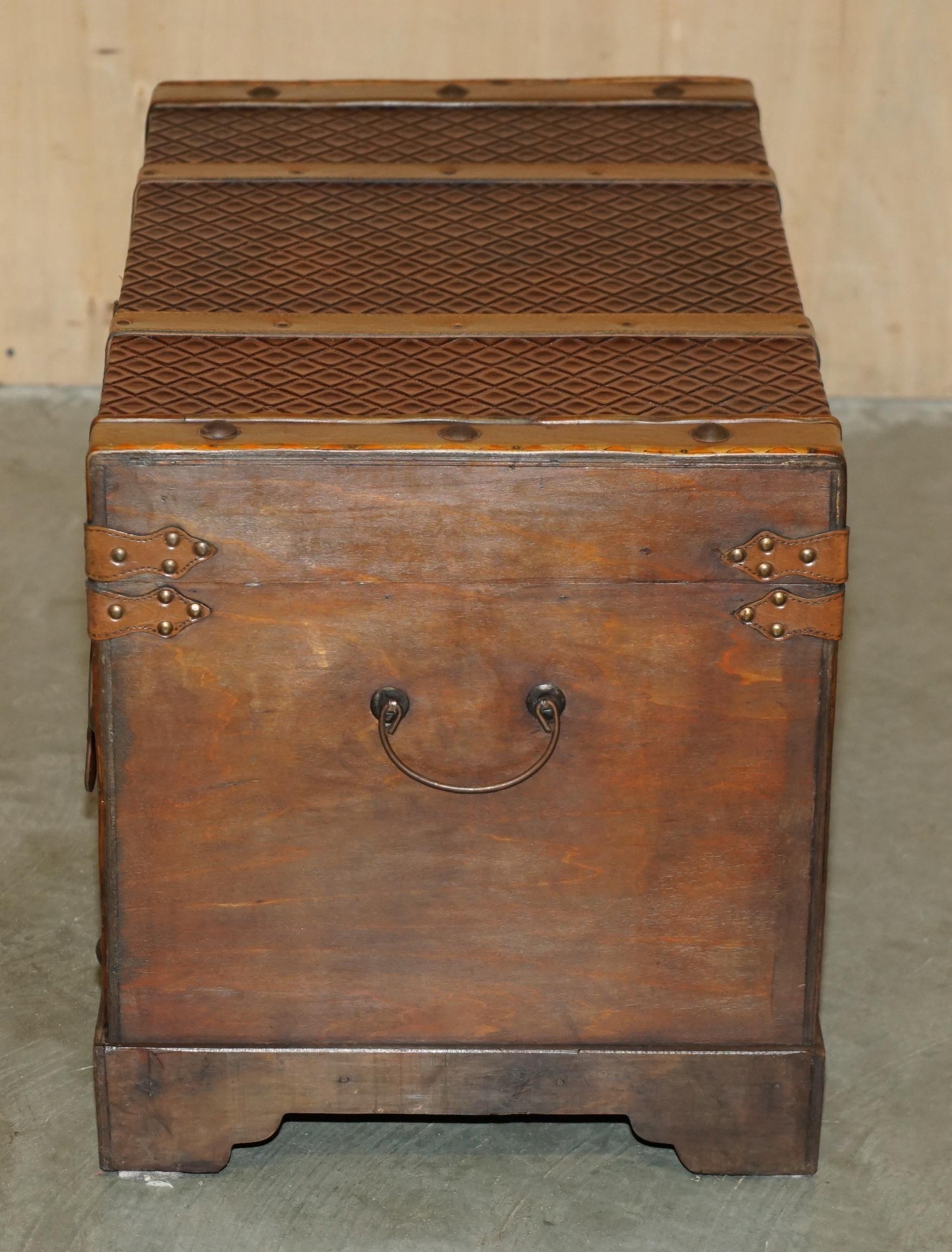 Table de stockage ViNTAGE BROWN LEATHER TRunk COFFEE COCKTAIL TABLE OTTOMAN LOVELY PATiNA en vente 5