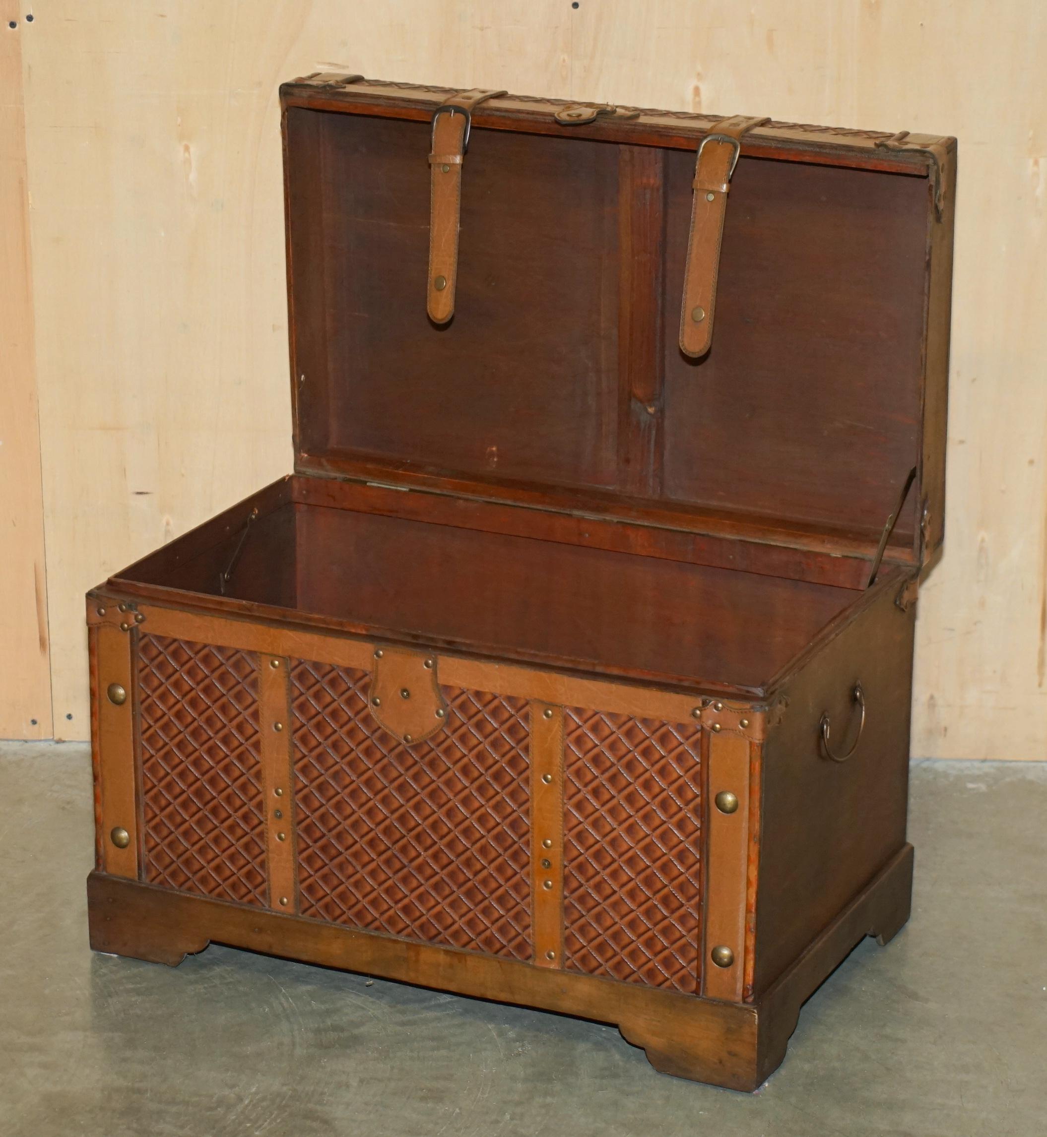 Table de stockage ViNTAGE BROWN LEATHER TRunk COFFEE COCKTAIL TABLE OTTOMAN LOVELY PATiNA en vente 6