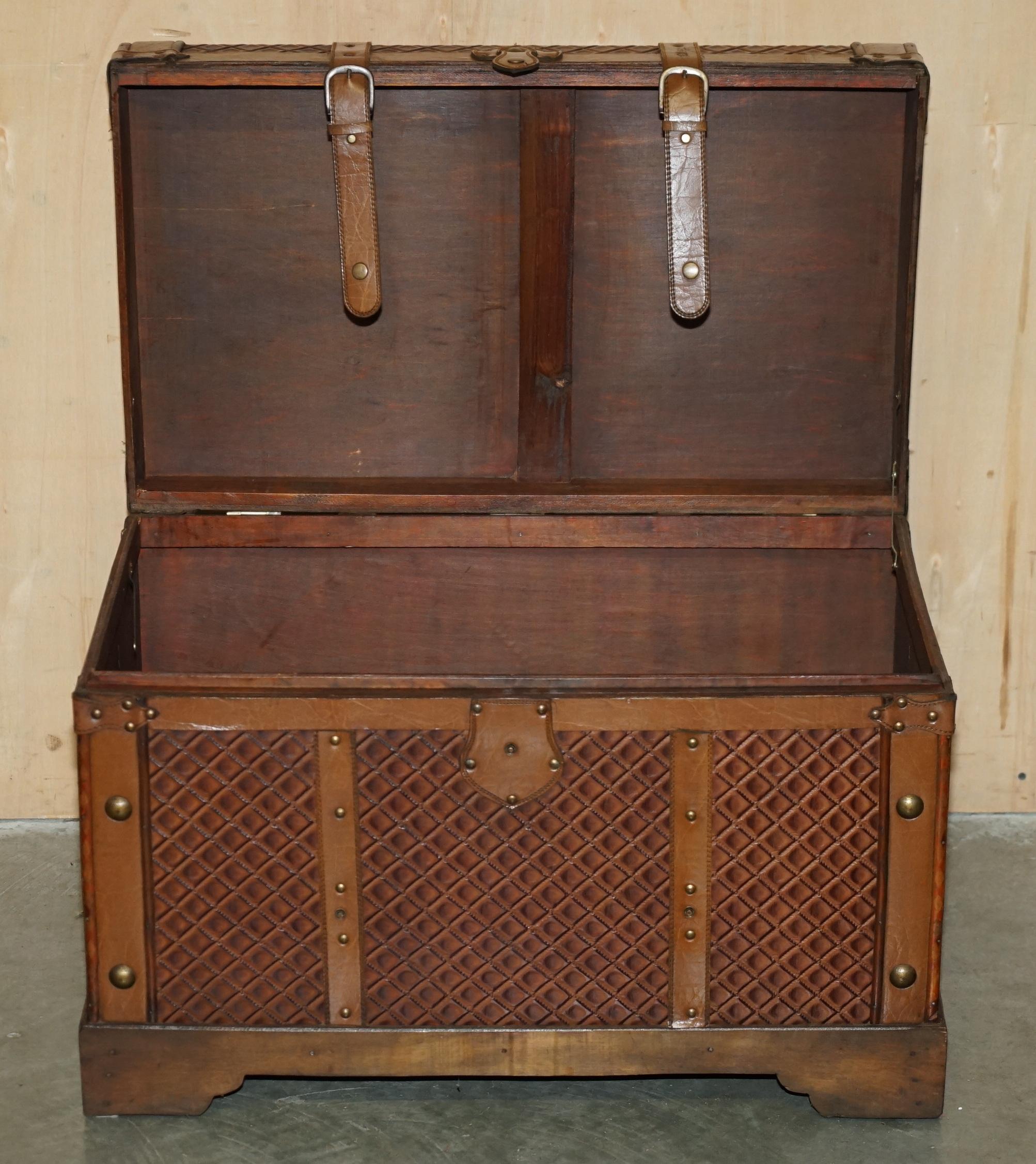 Table de stockage ViNTAGE BROWN LEATHER TRunk COFFEE COCKTAIL TABLE OTTOMAN LOVELY PATiNA en vente 7