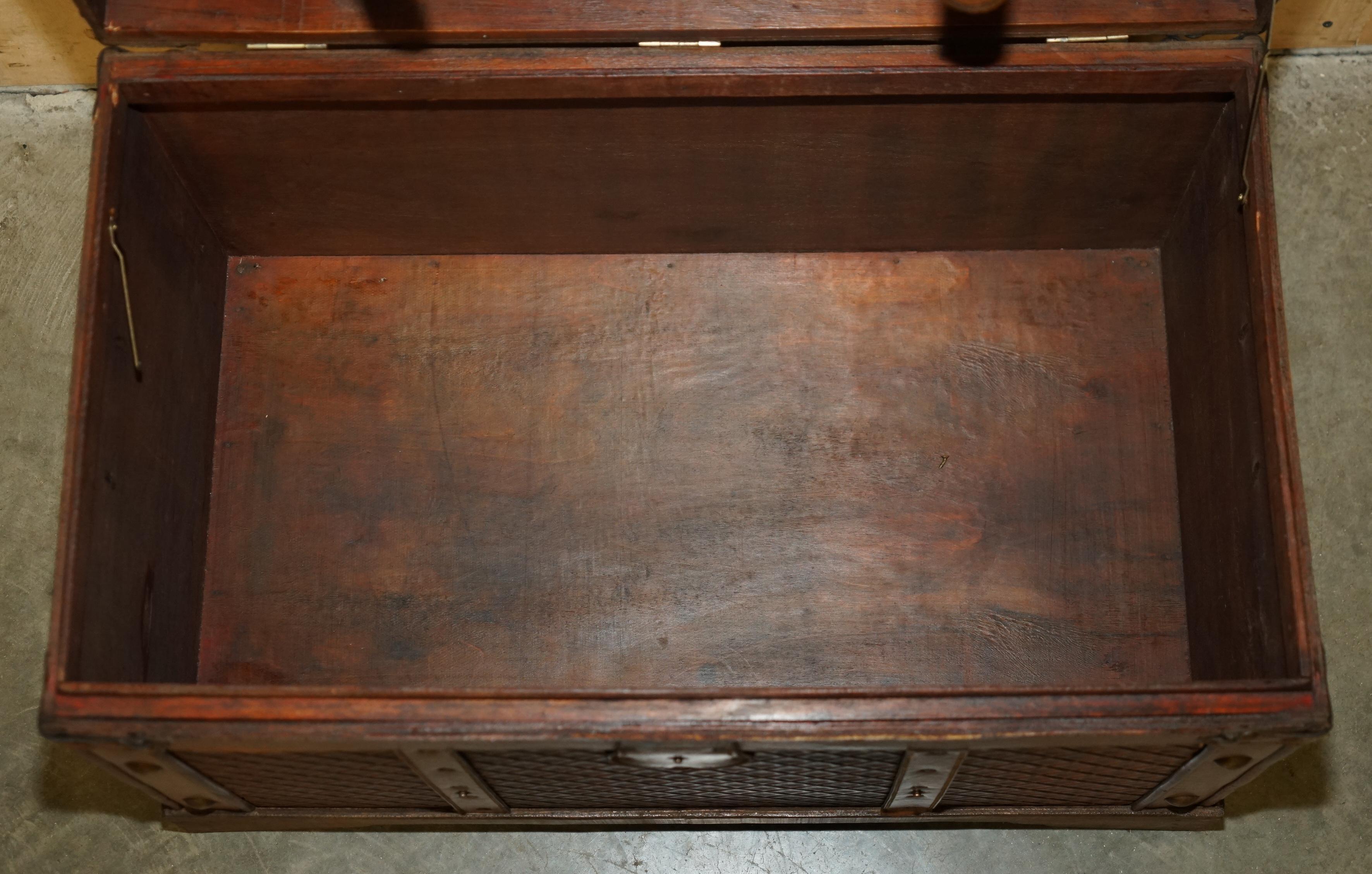 Table de stockage ViNTAGE BROWN LEATHER TRunk COFFEE COCKTAIL TABLE OTTOMAN LOVELY PATiNA en vente 8