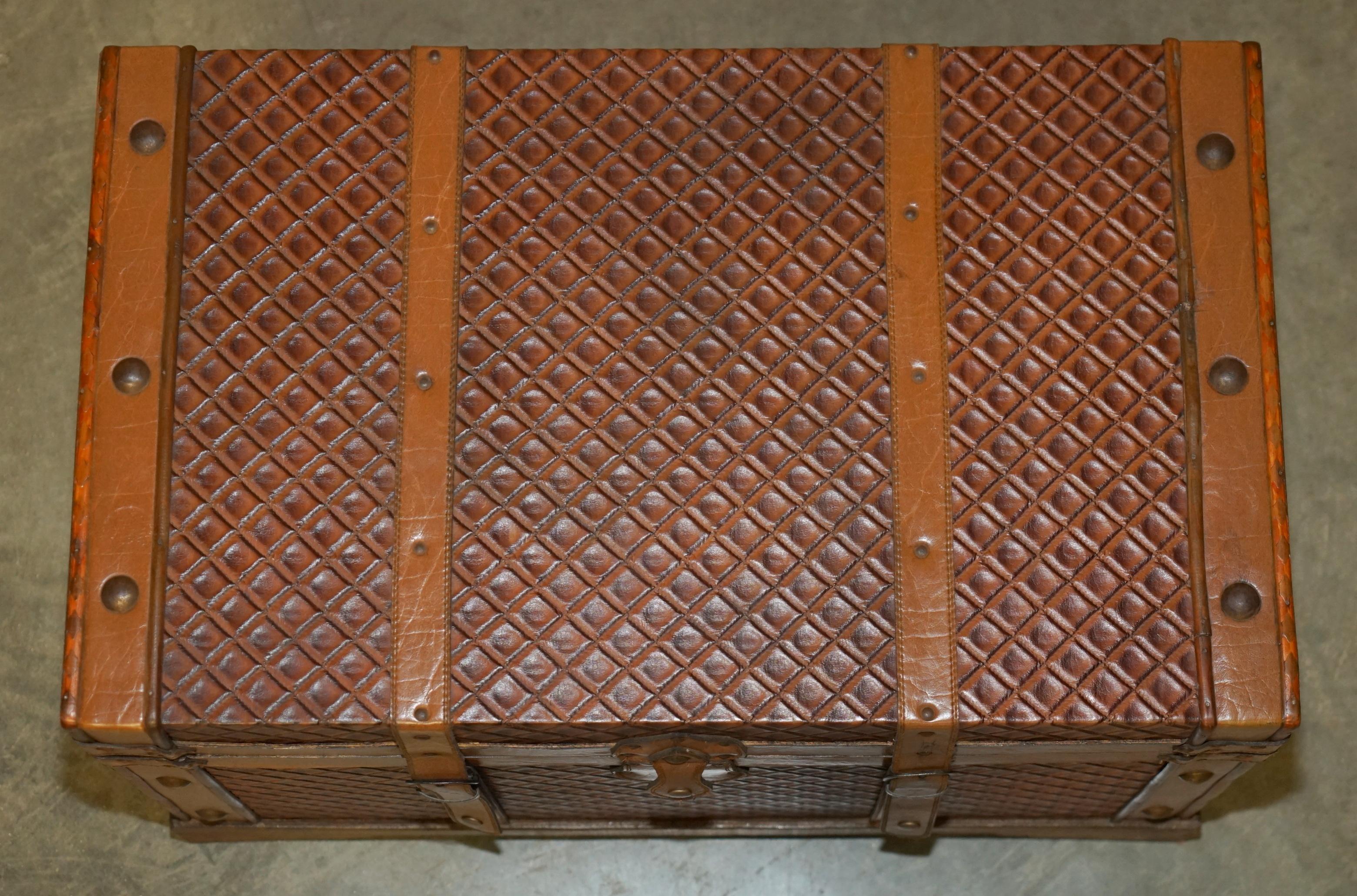 Victorien Table de stockage ViNTAGE BROWN LEATHER TRunk COFFEE COCKTAIL TABLE OTTOMAN LOVELY PATiNA en vente