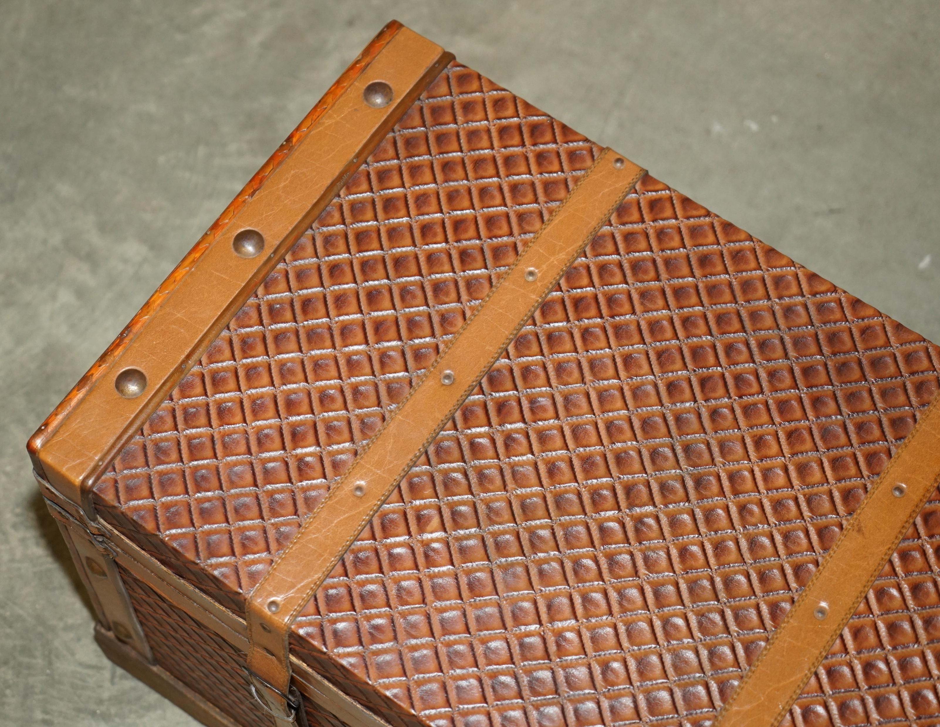Anglais Table de stockage ViNTAGE BROWN LEATHER TRunk COFFEE COCKTAIL TABLE OTTOMAN LOVELY PATiNA en vente