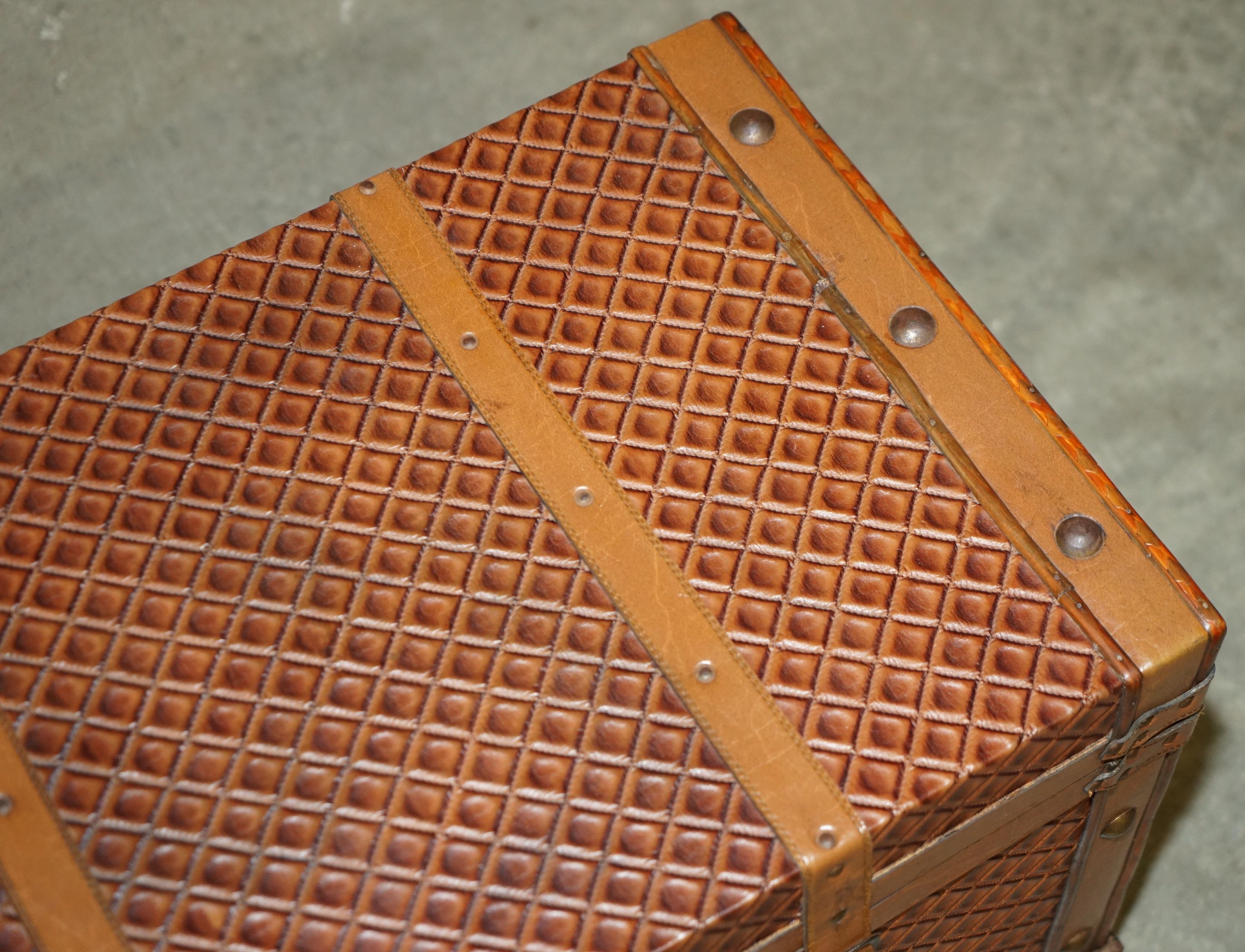 Table de stockage ViNTAGE BROWN LEATHER TRunk COFFEE COCKTAIL TABLE OTTOMAN LOVELY PATiNA Bon état - En vente à West Sussex, Pulborough