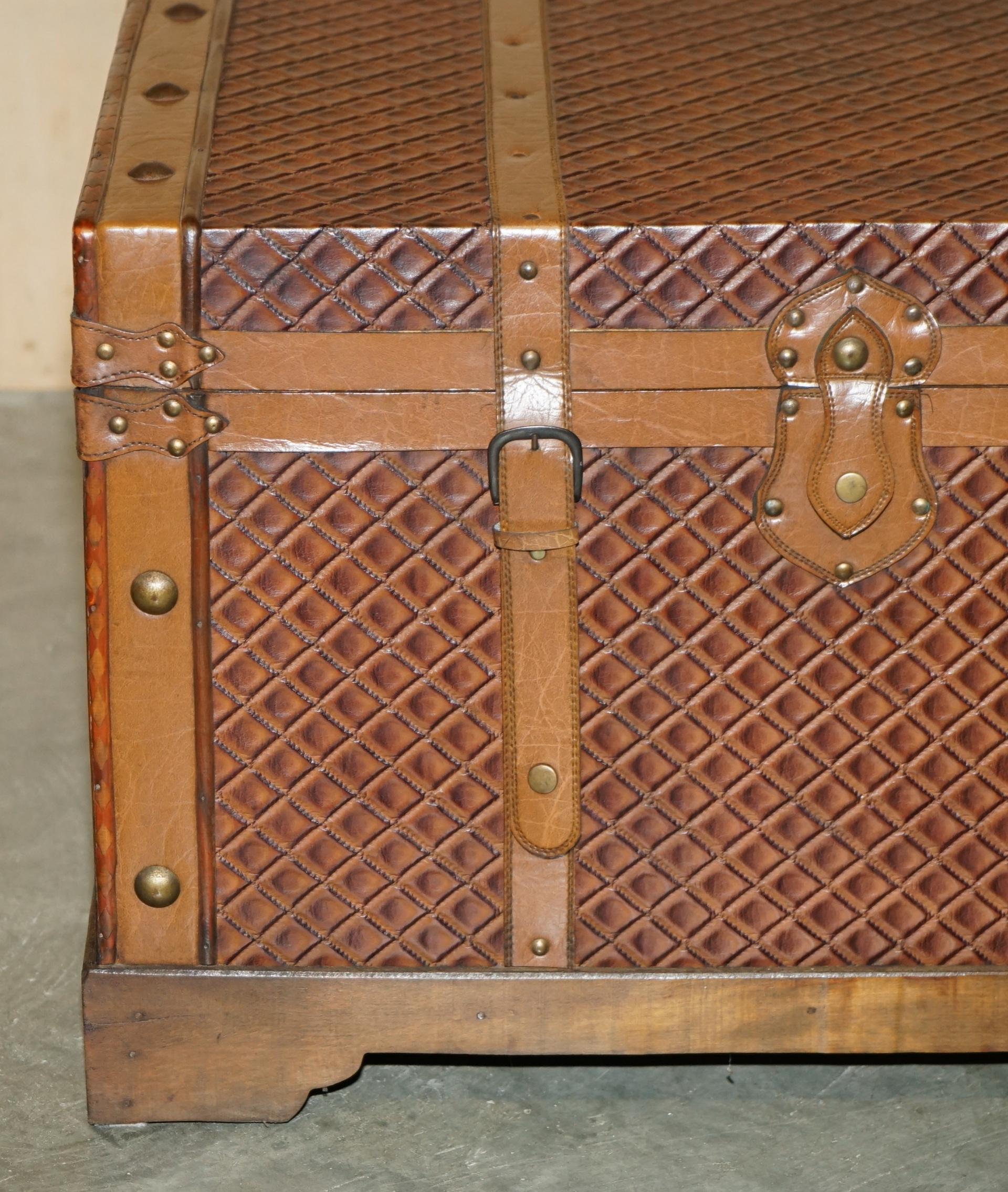 20ième siècle Table de stockage ViNTAGE BROWN LEATHER TRunk COFFEE COCKTAIL TABLE OTTOMAN LOVELY PATiNA en vente