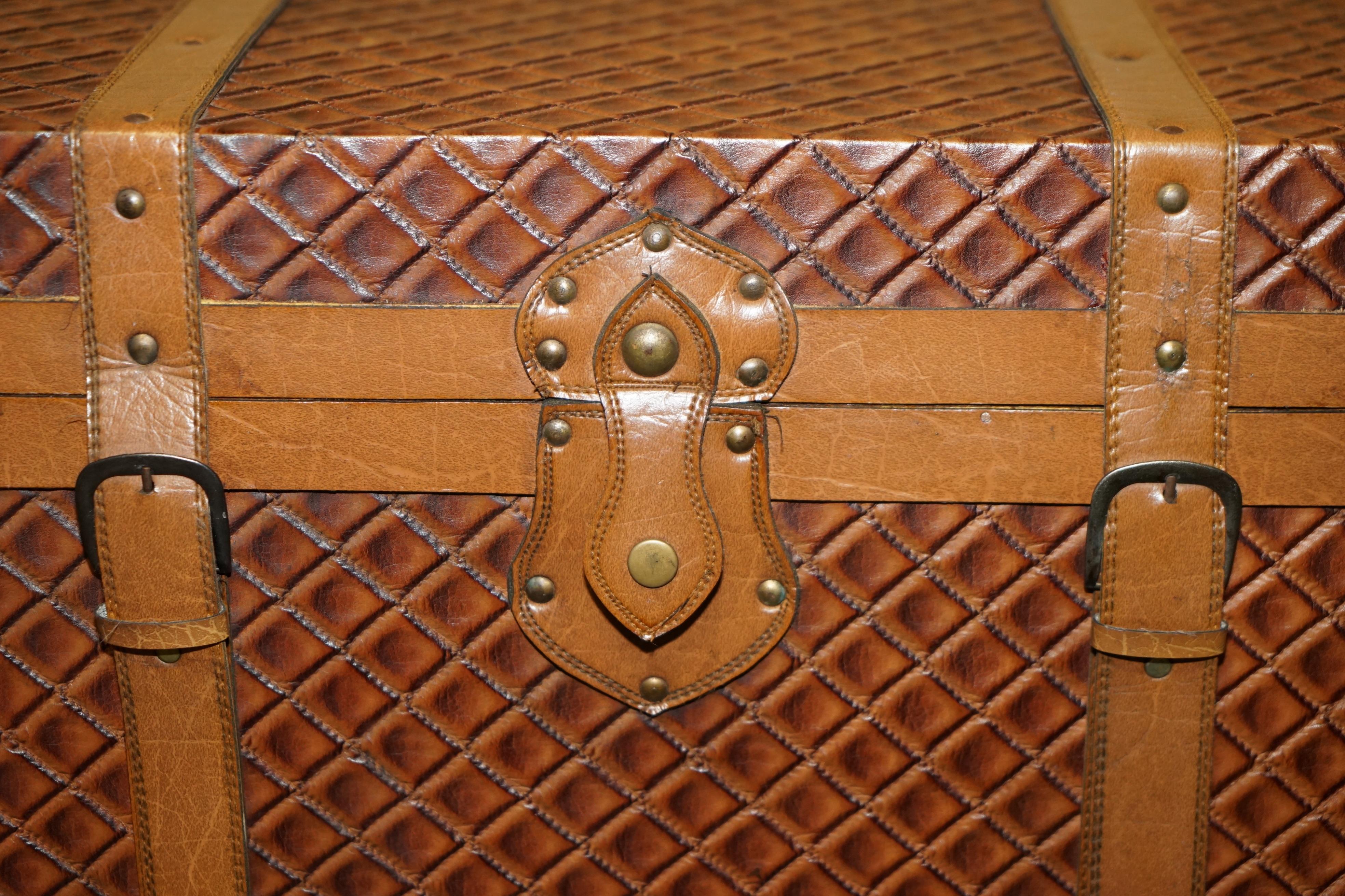Table de stockage ViNTAGE BROWN LEATHER TRunk COFFEE COCKTAIL TABLE OTTOMAN LOVELY PATiNA en vente 1