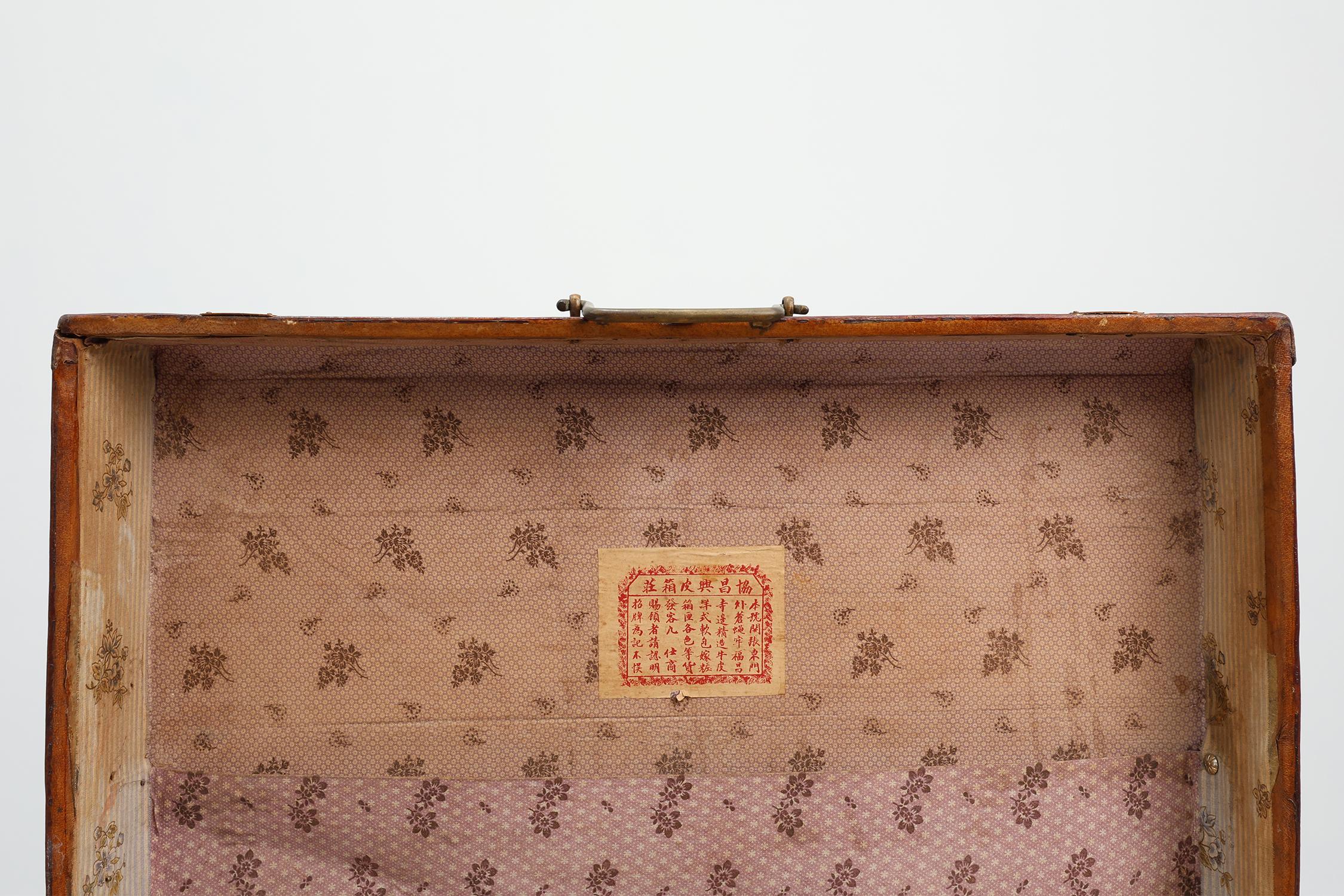 Valigia vintage in pelle marrone con dettagli in rame, Cina, 1900 in vendita 4